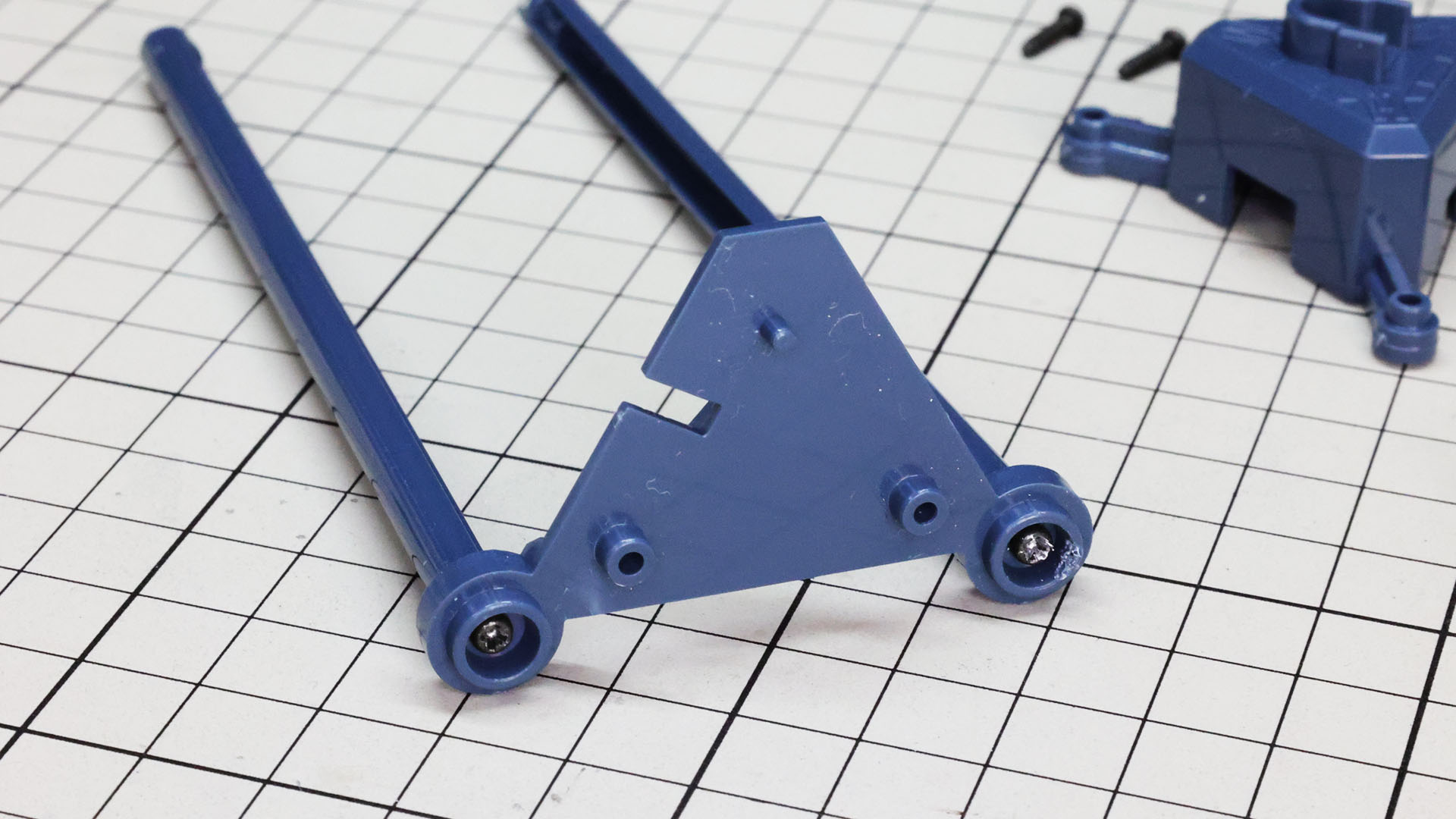 スロットの支柱を組みます。細長い支柱のビス止めは神経を使う作業で、支柱に対してまっすぐにビスを立てて締めこむ必要があります