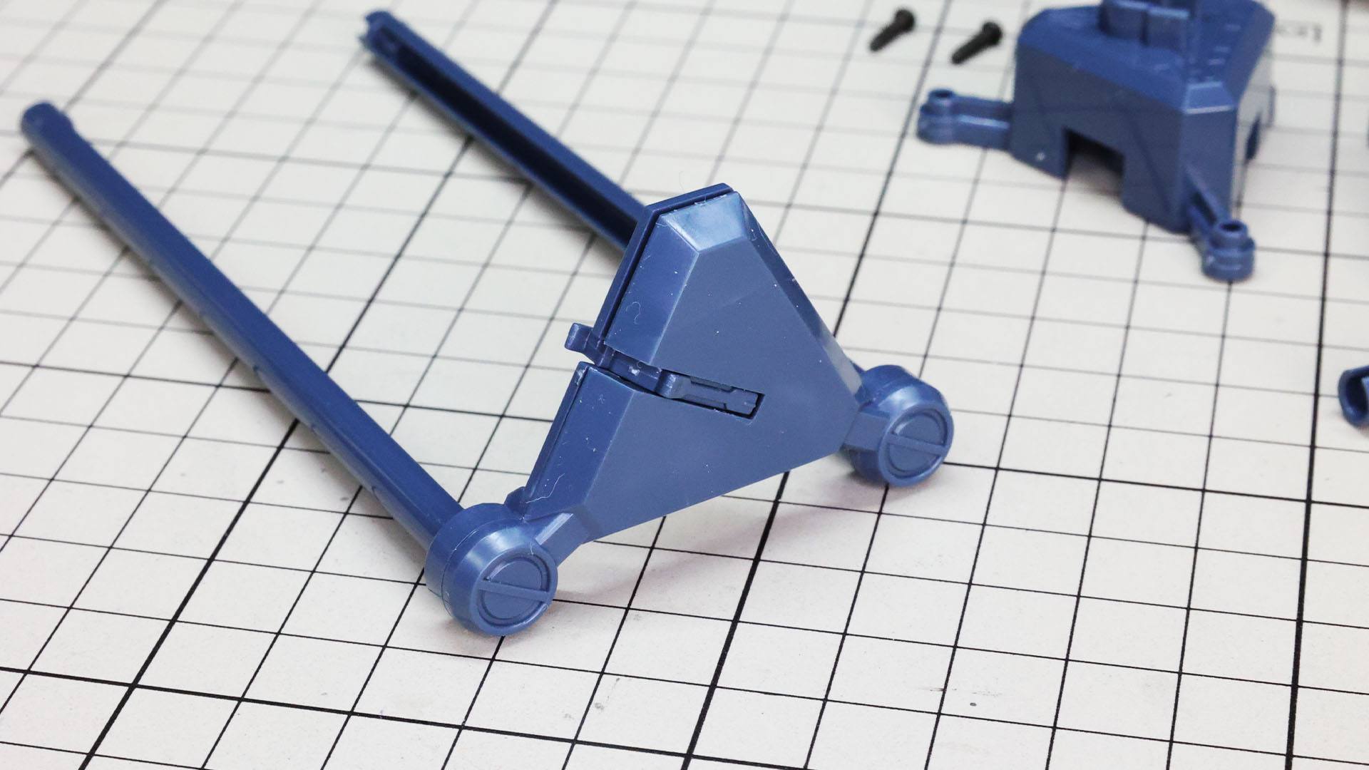 ゆっくり、じんわり時間をかけて占めこんだらディテールパーツでフタして隠します