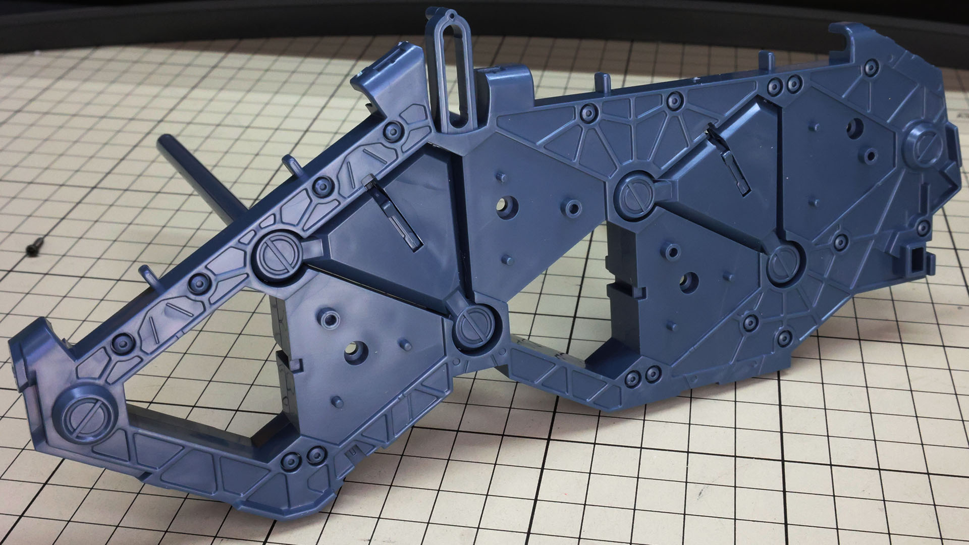 出来上がった2本のスロットをコンテナ前面メカフレームに組み込んでいきます