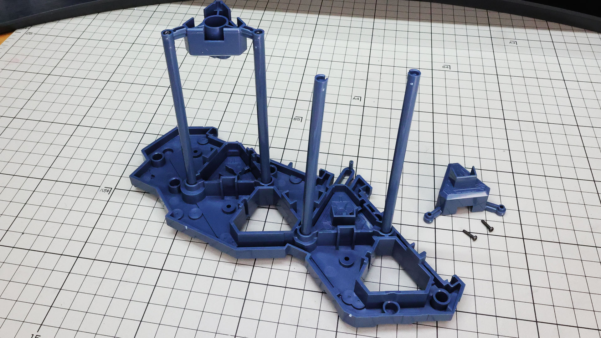 正しく組み込めたらスロット奥側のメカフレームを組付けます。ここも軸にビス止めなので慎重に！