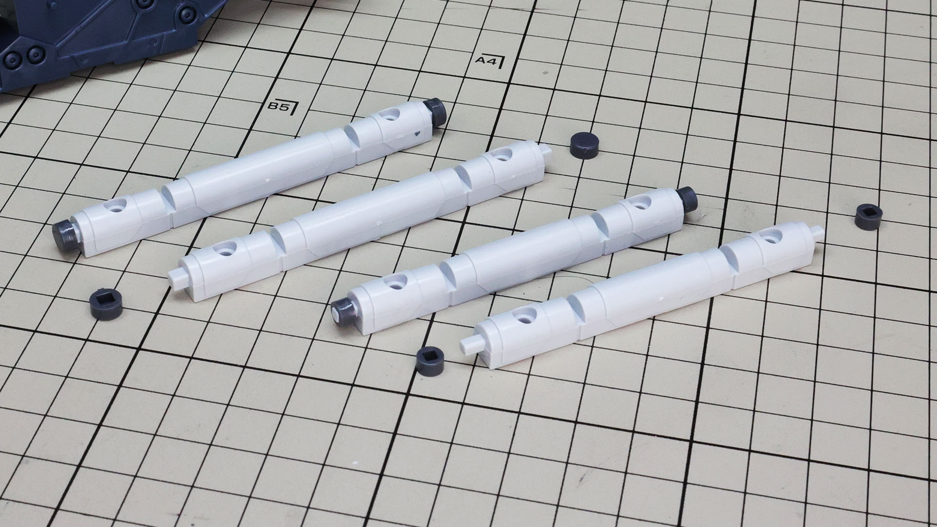 これはコンテナ前面のカバーになる装甲を組み付けるための可動軸です。両側にポリパーツを付けてなめらかな可動を実現します