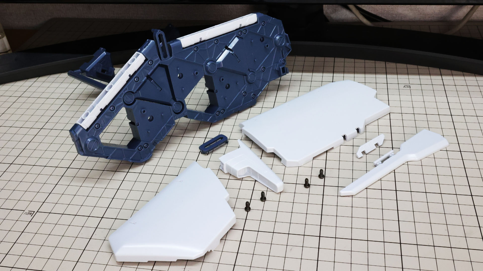 コンテナ前面のカバーを組付けていきます。大きく2枚あり、それぞれを可動軸にビス止めしていきます