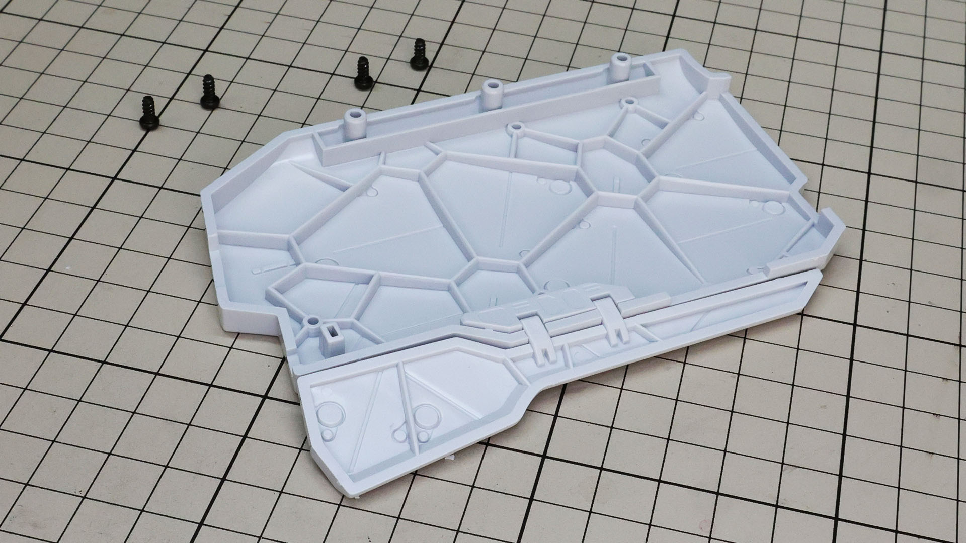 カバーの裏側には反りを防ぐ意味合いを持つリブとディテールを融合させたモールドが配されています