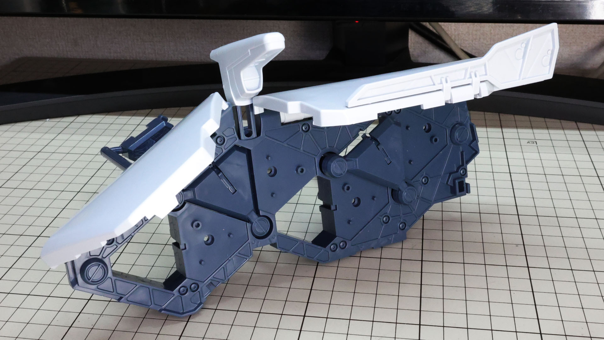 カバーを開けると中のメカディテールが露出します