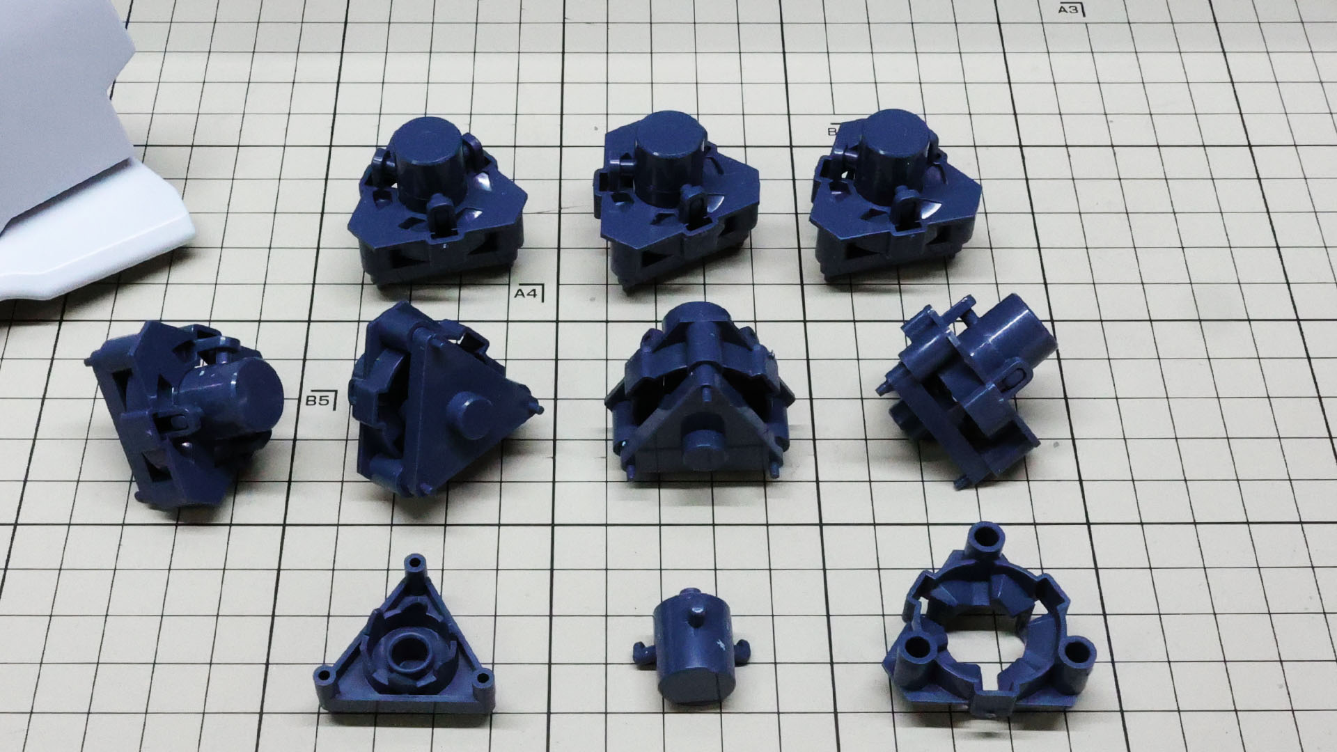 支柱付ではないスロット用の射出メカを組んでいきます。ここでは左右コンテナ用に8基作ります