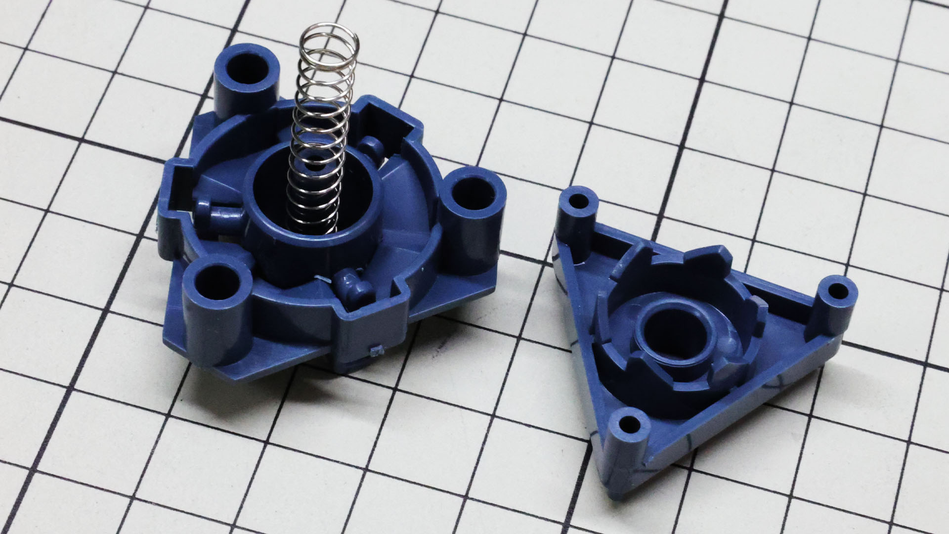 射出メカにはスプリングを仕込んで撥ね出させることができます。よく見ると右のケースには波打つ突起、左のケースにも波打つ底があり、これで射出機構の状態が変化・固定されます