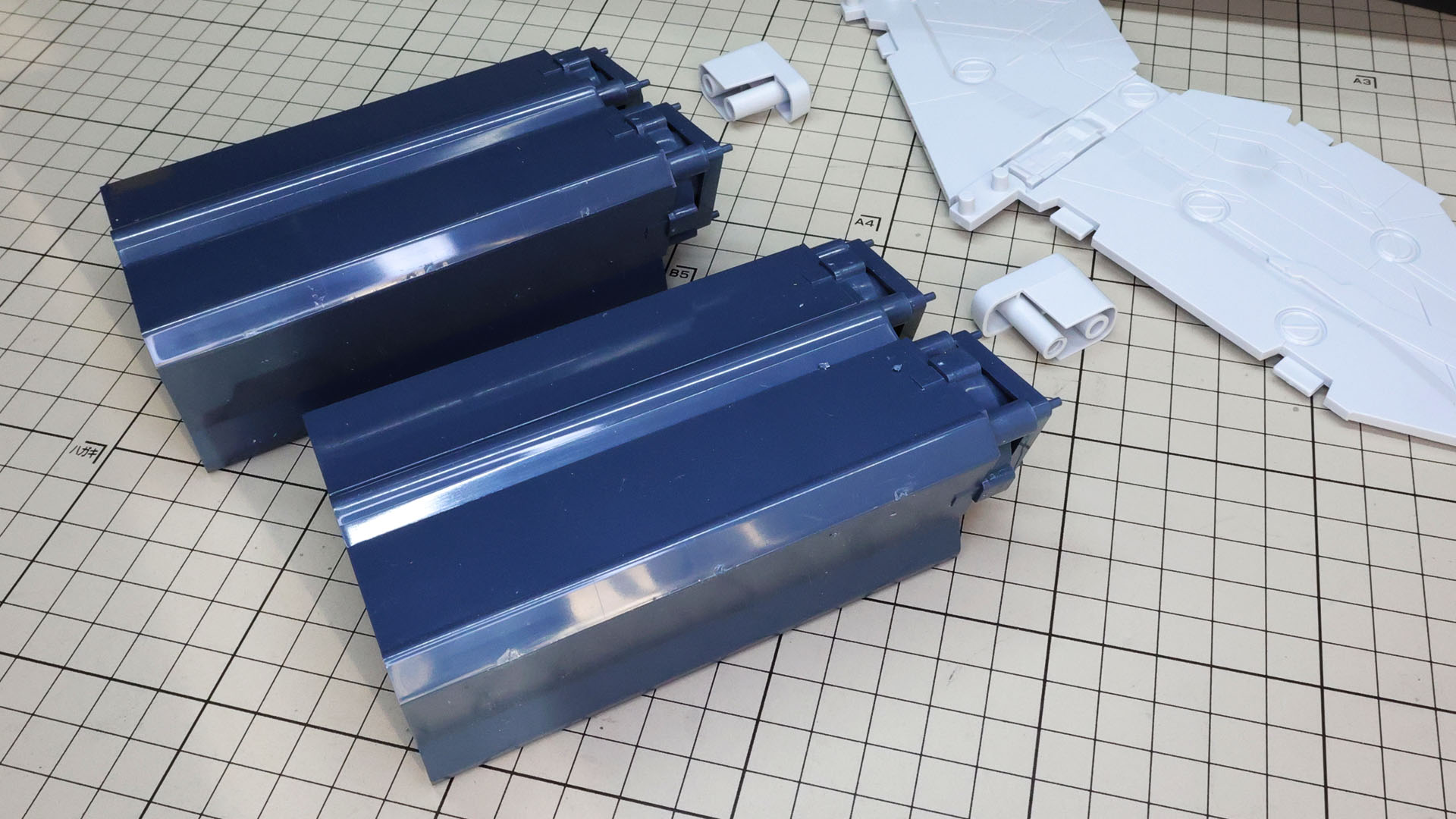 コンテナ後面装甲パネルにスロットを組付けます