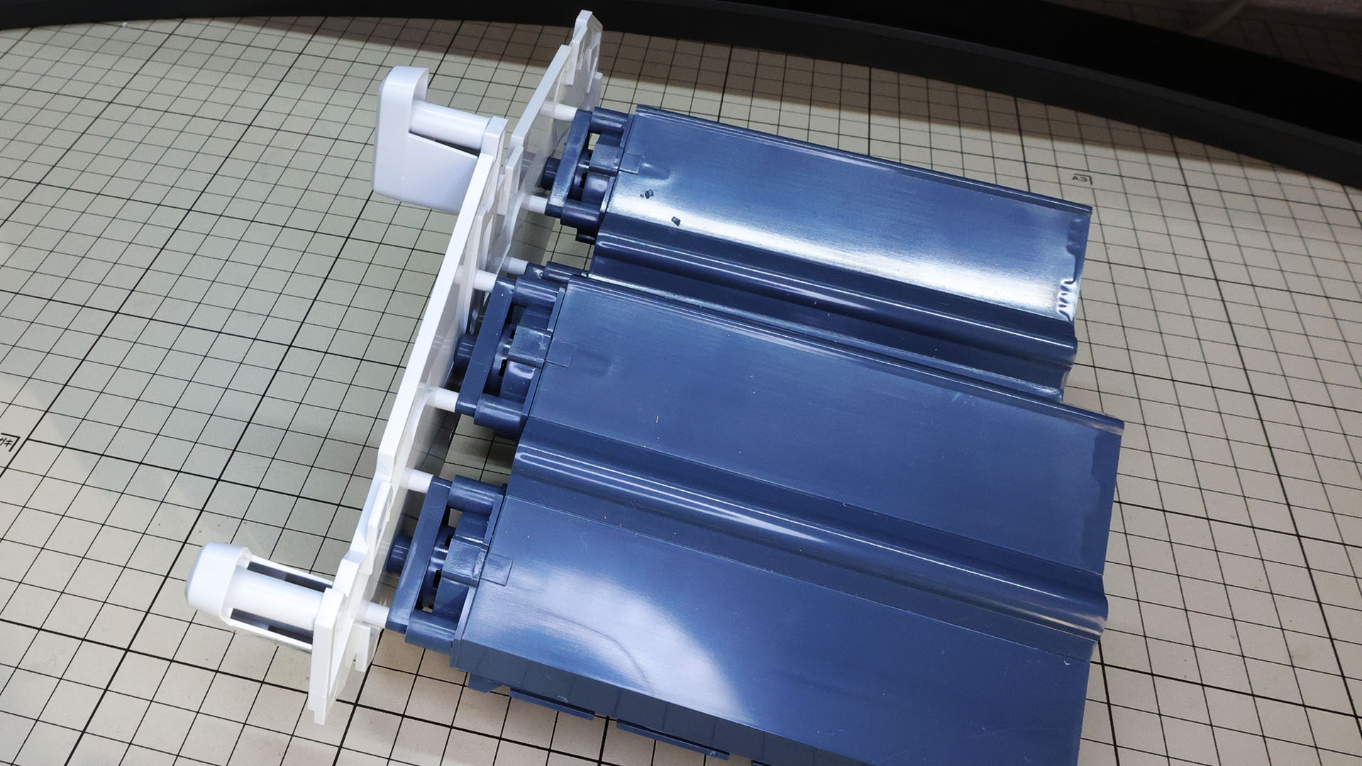 コンテナ後面装甲パネルにスロットを組付けます