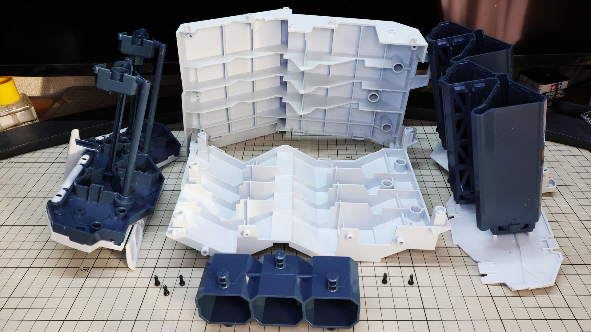 コンテナ本体をくみ上げます。基本的に箱組で、オーキス本体との接続コネクターを内装します