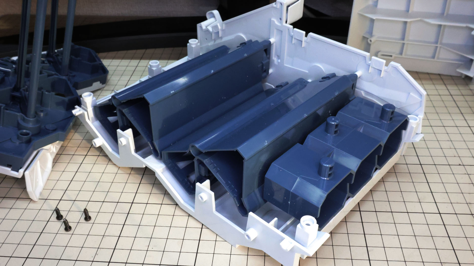 巨大なコンテナをダイナミックに組み上げていきます！