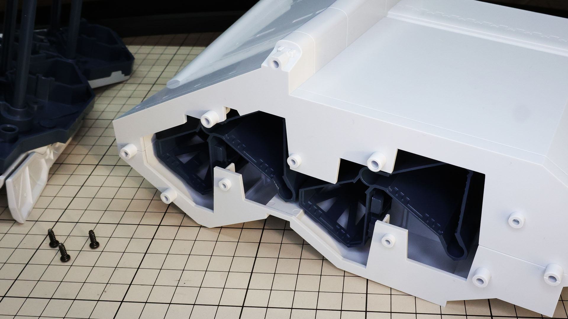 コンテナ上面でフタして箱組が完成します