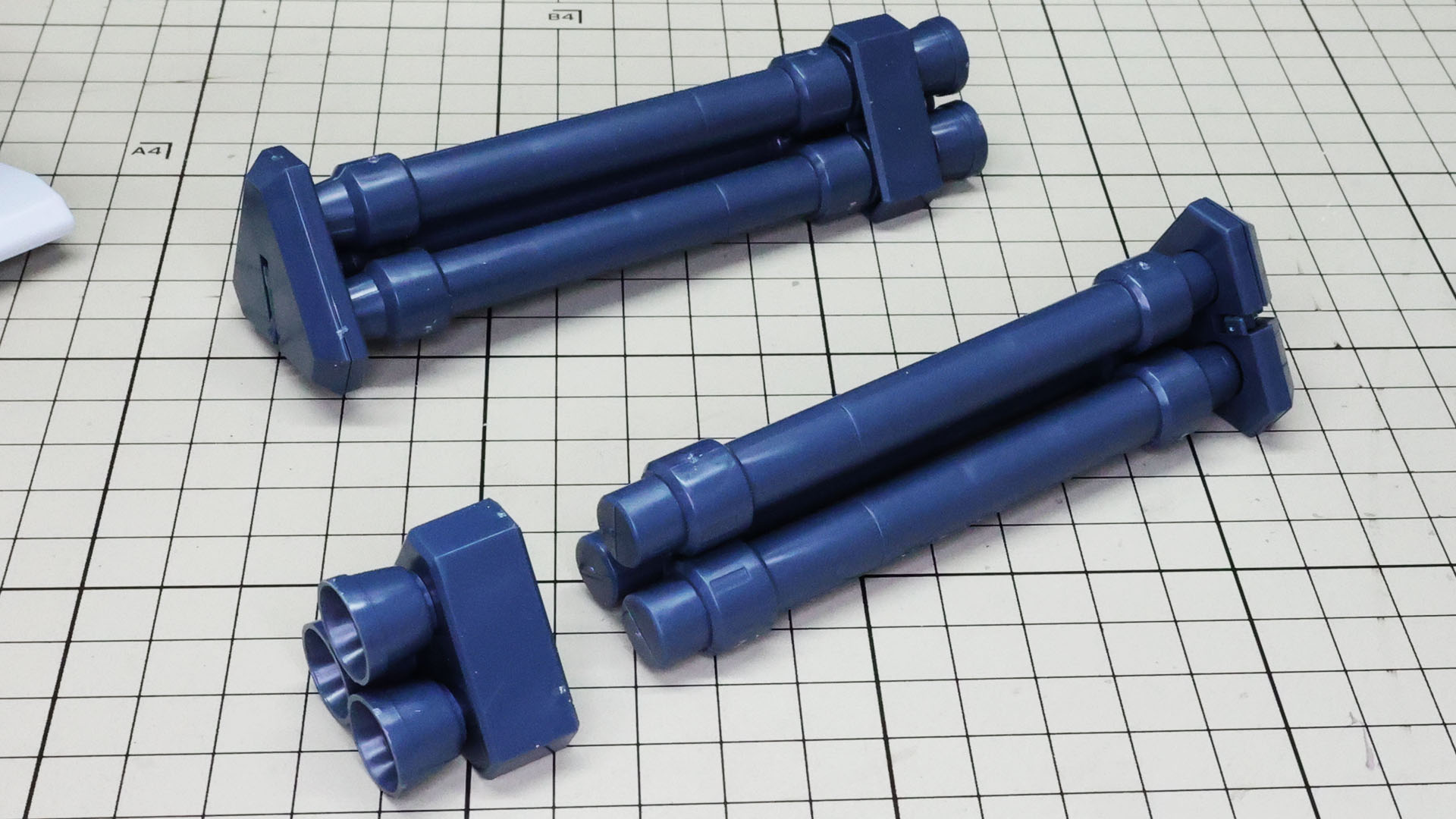 3本のミサイルを運ぶノズル付きのケースとなっています