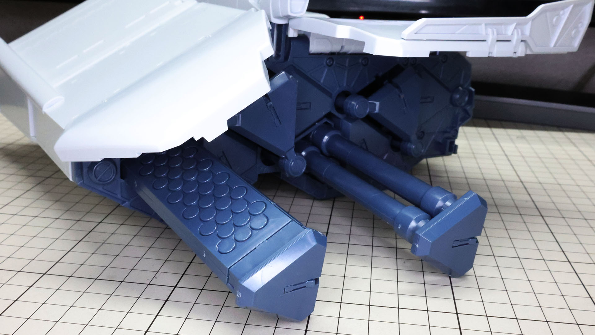 設定上にはあるものの、キットでは中身のないスロットにはディテールのフタをします