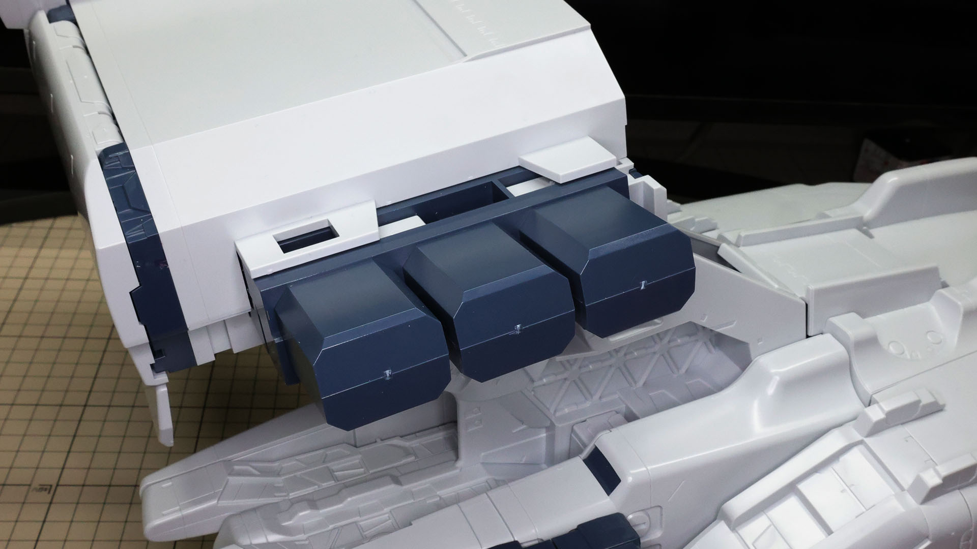 オーキス中央ブロックにコンテナ接続用コネクター基部を設置して左右コンテナを接続します