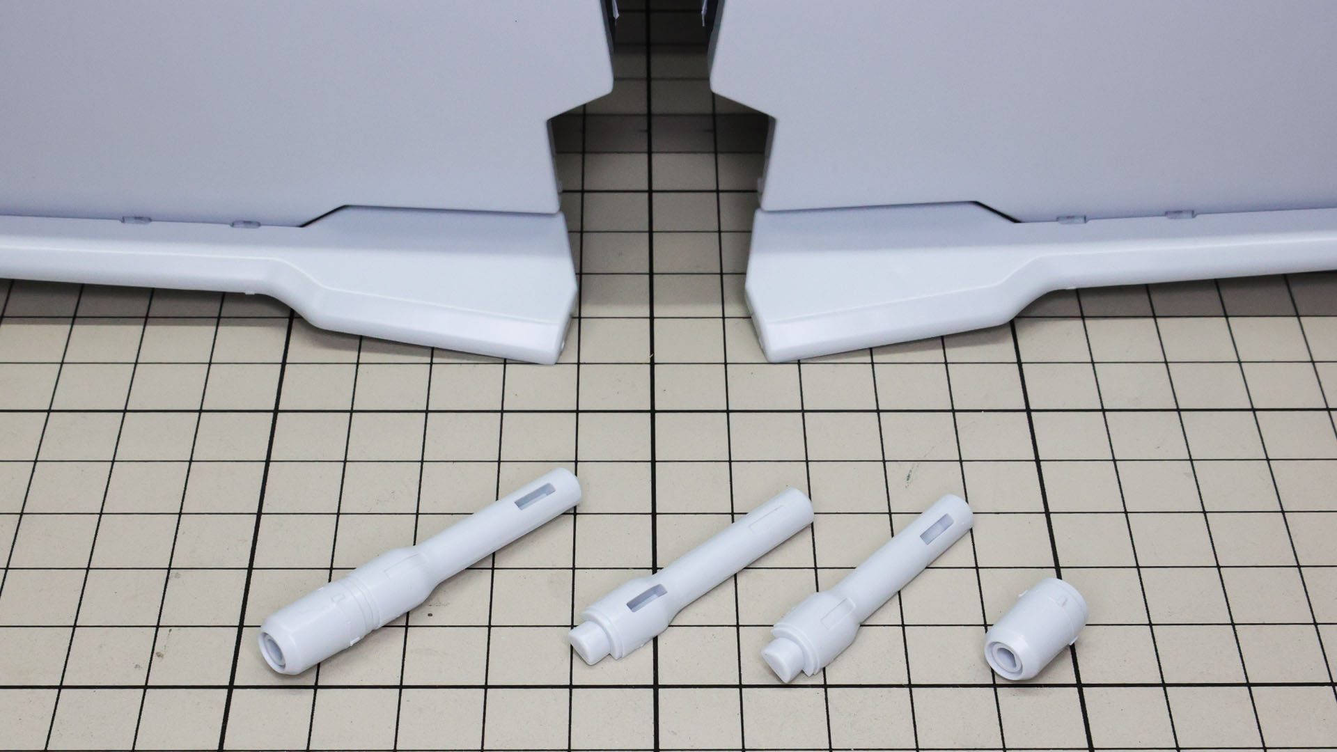 クローアームが持つ大型ビーム・サーベルは左右張り合わせとビーム射出口の構造です