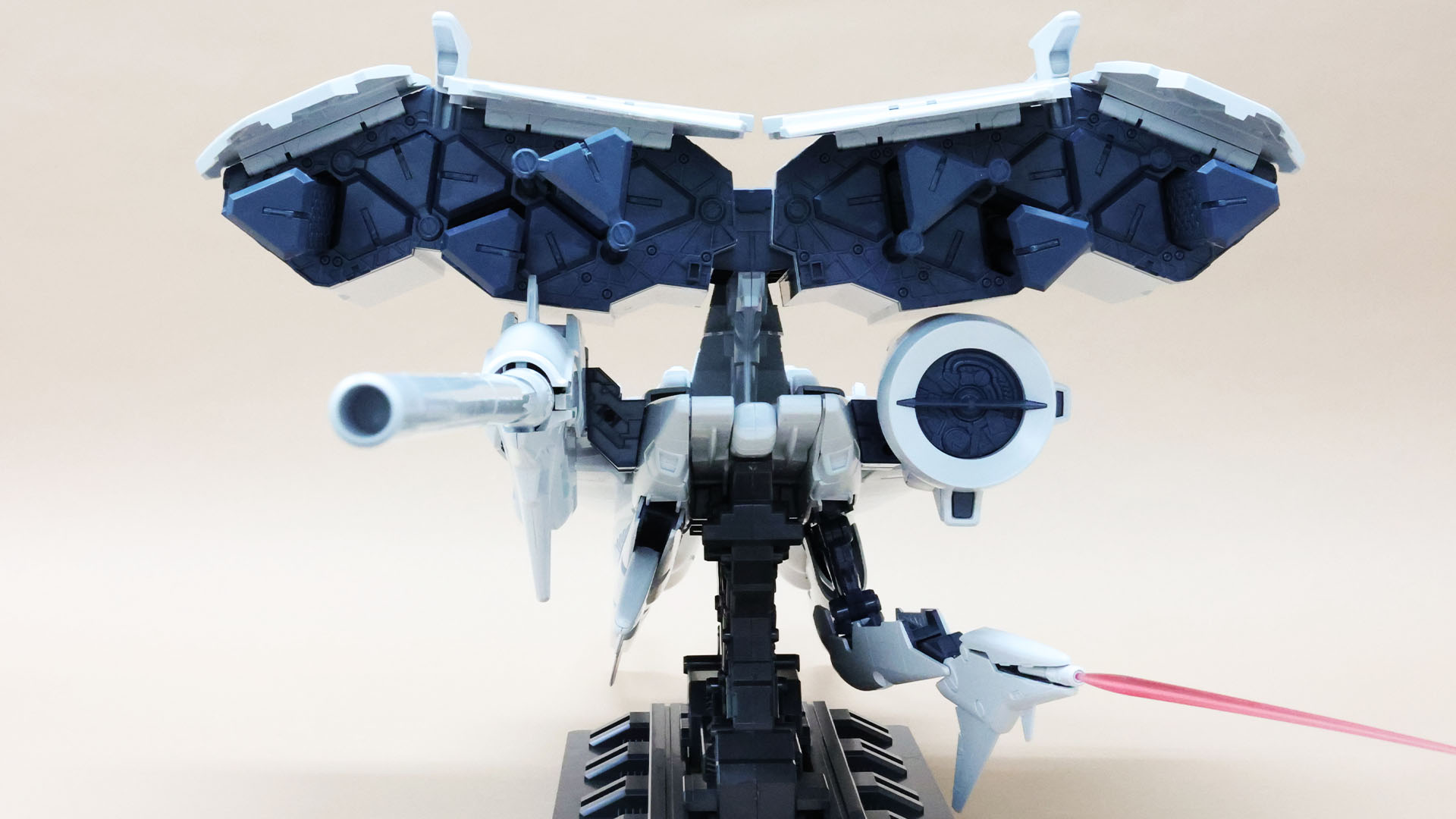 地球連邦軍においても特異な部類の機動兵器ロールアウト！