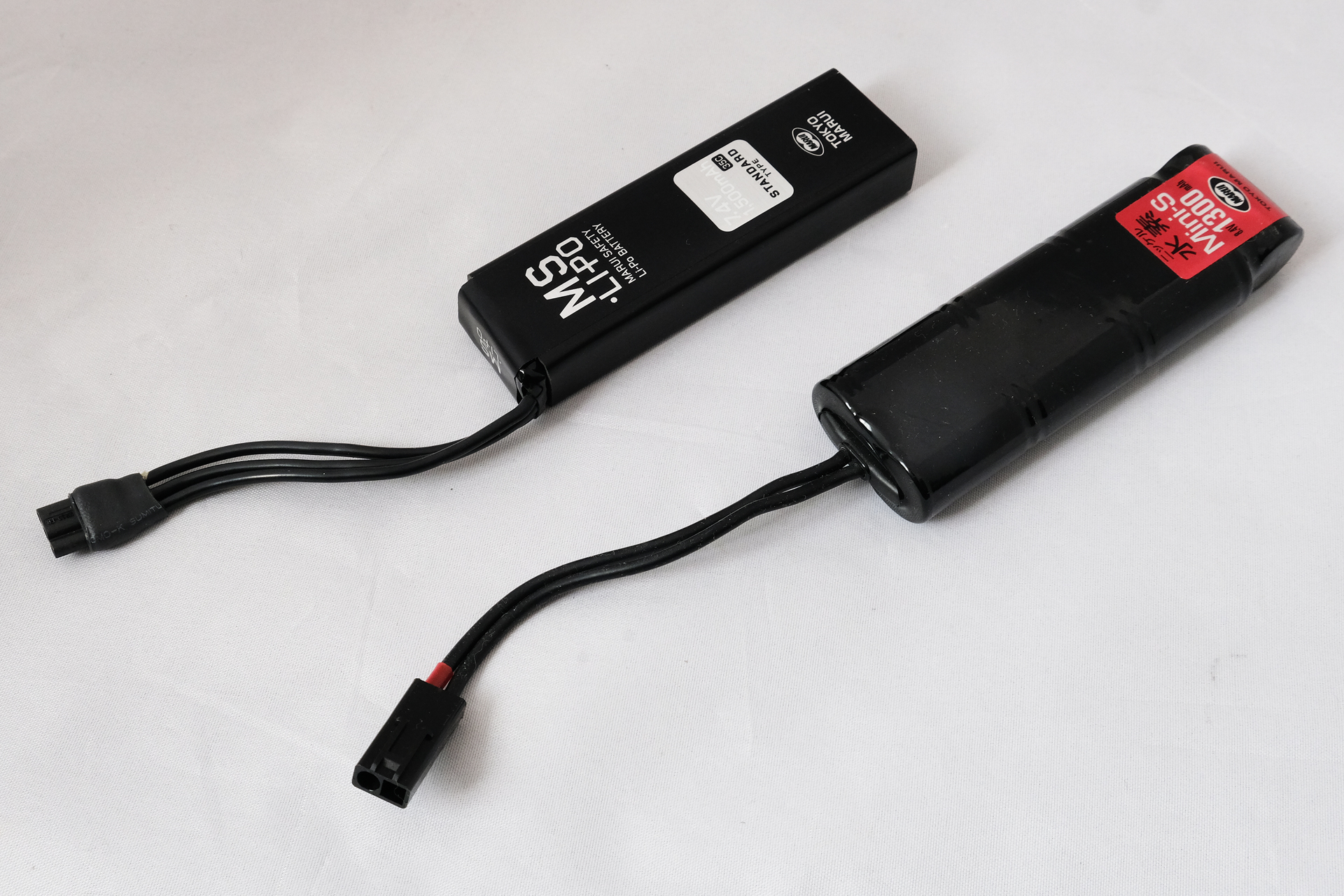 「MS・Li-Po バッテリー」（左）「8.4V ニッケル水素1300mAh ミニSバッテリー」（右）