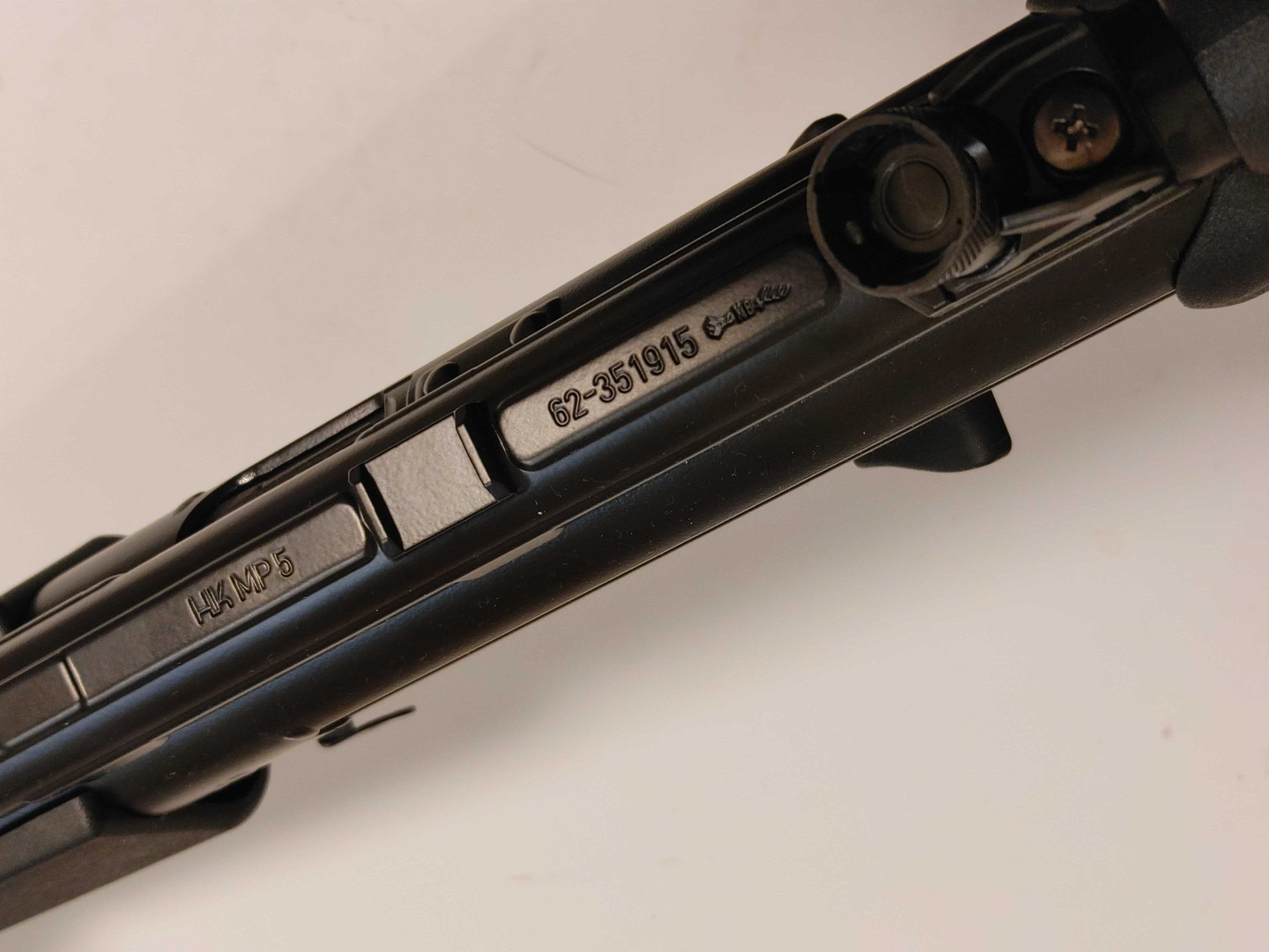 次世代電動ガン「MP5 A5」にはレシーバー上部に実銃通りの刻印がはいっている
