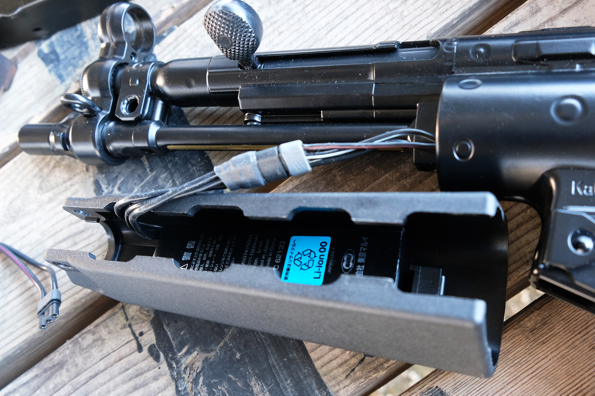 「MP5シリーズ」にニッケル水素バッテリーを使う場合は変換コネクターの分、収納に手間取る場合がある