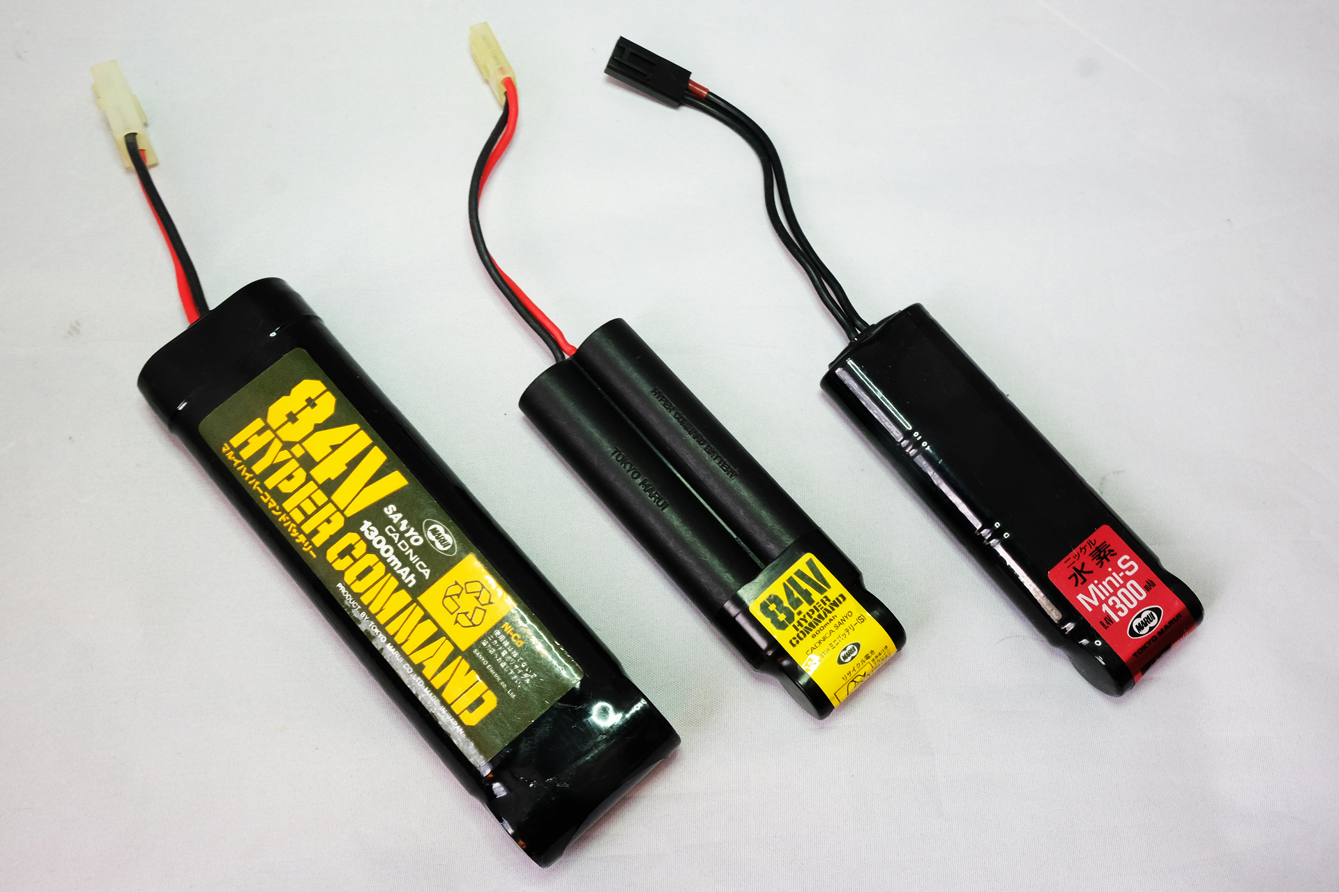 右のニッケル水素バッテリーは真ん中のニカドバッテリーと同サイズで左の大型ニカドバッテリーと同じ容量を持つ