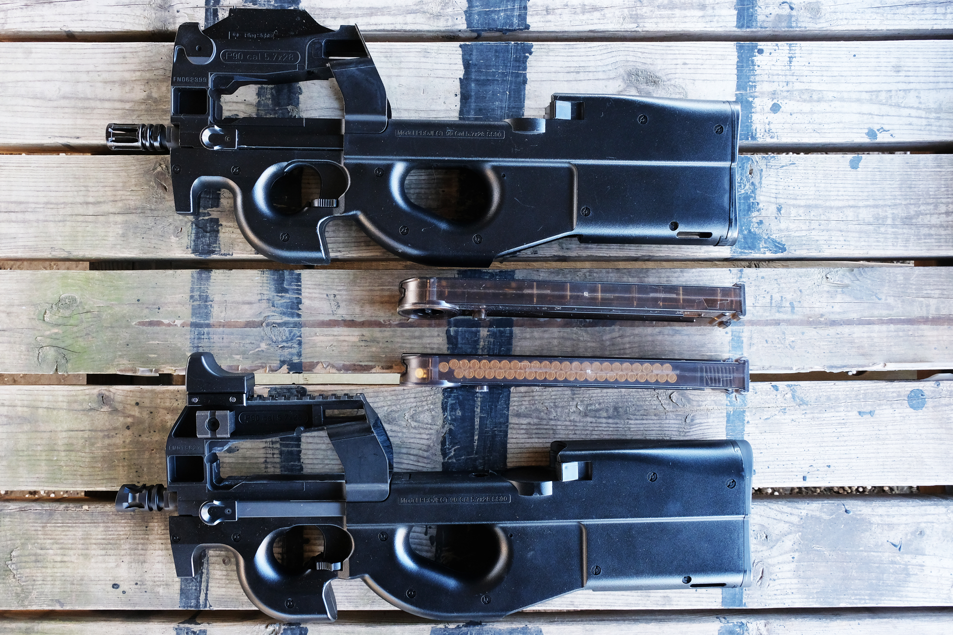 電動ガンプラス「P90プラス」（下）と電動ガンスタンダードタイプ「P90」（上）マガジンは共用できる