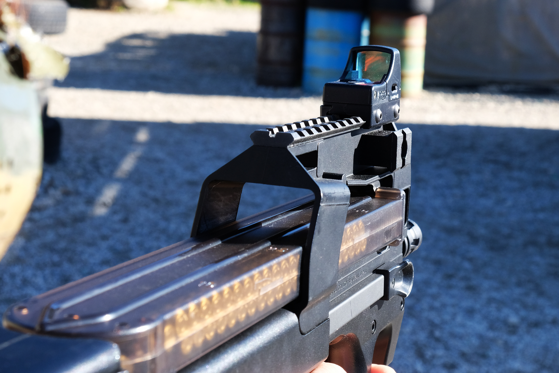 スタンダードタイプにあった光学サイトがオミットされ20mmレールが付いている