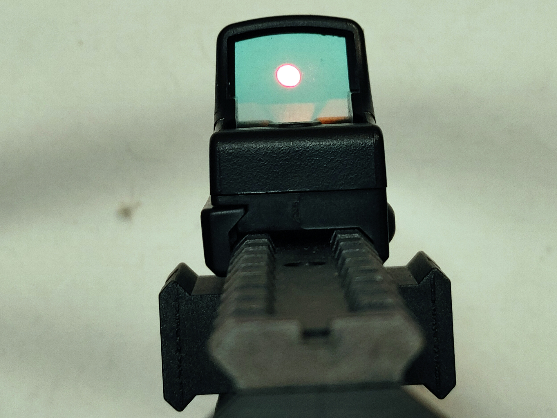 東京マルイの「マイクロプロサイト」は小型の「P90プラス」にとてもマッチする