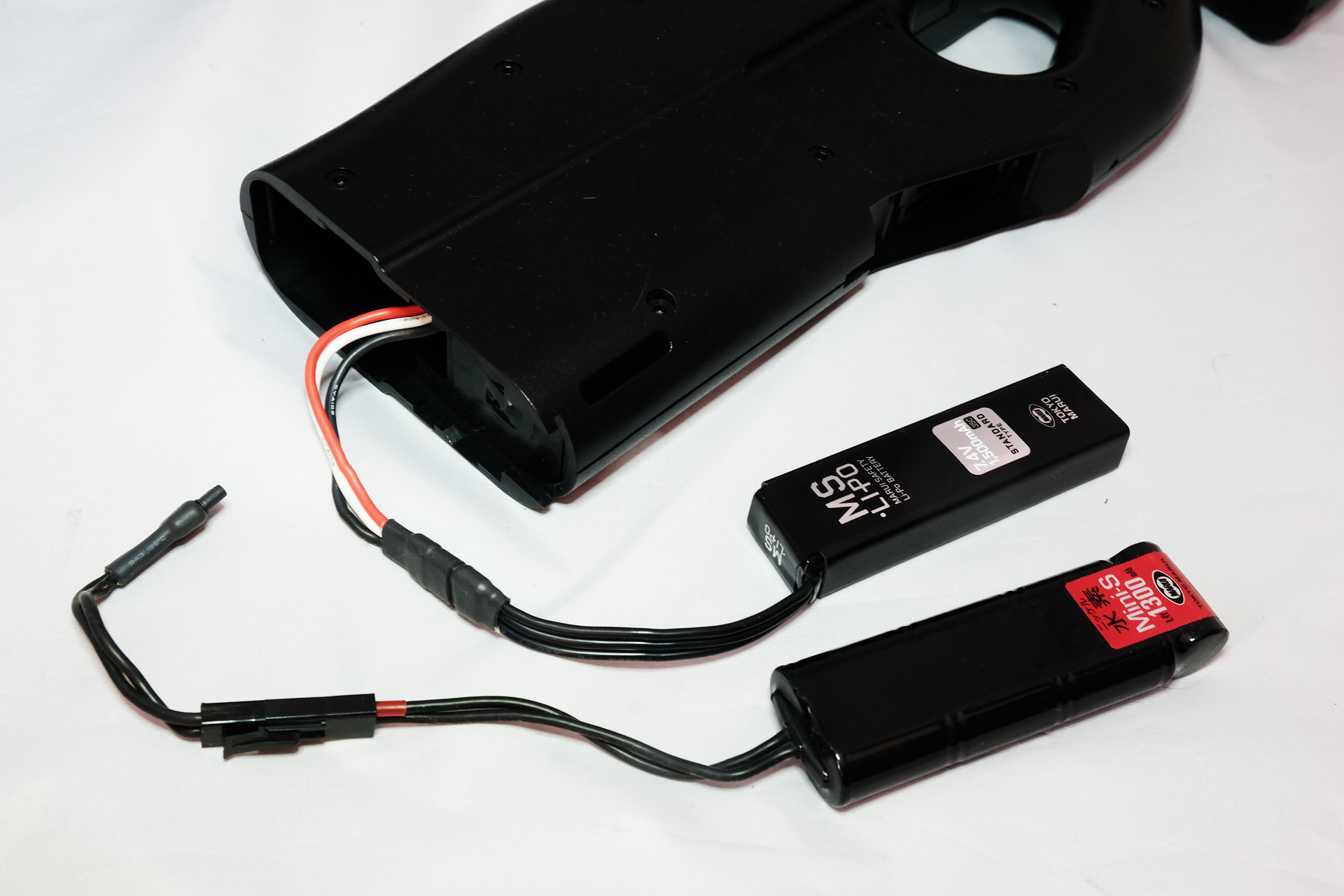 「P90プラス」はバッテリー収納スペースに余裕があるのでニッケル水素バッテリーも入れやすい