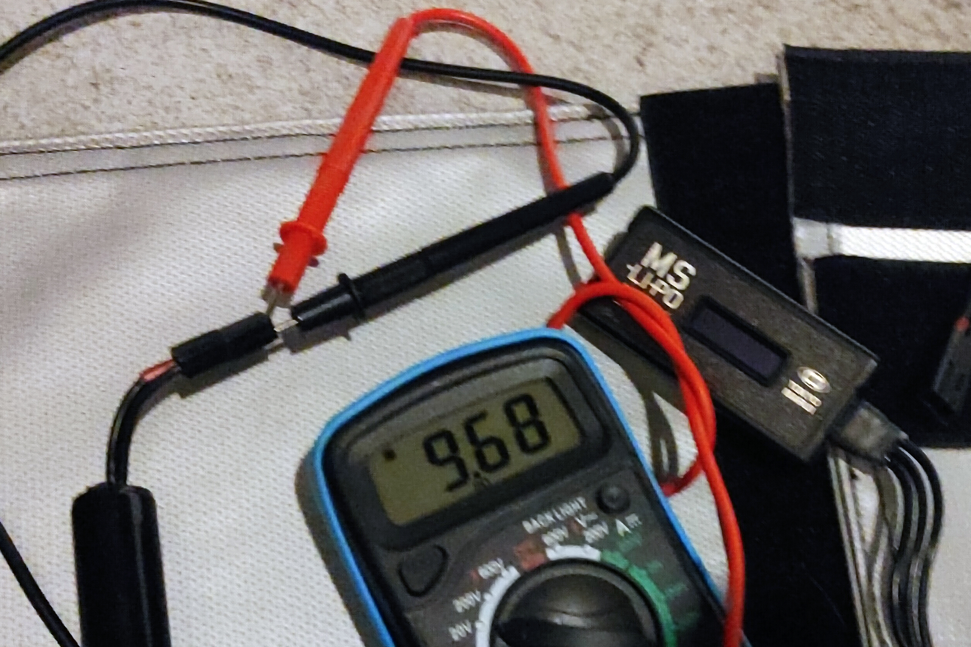 「AKバッテリー」はこの日サバイバルゲームで使っていないので電圧は少し高めだ