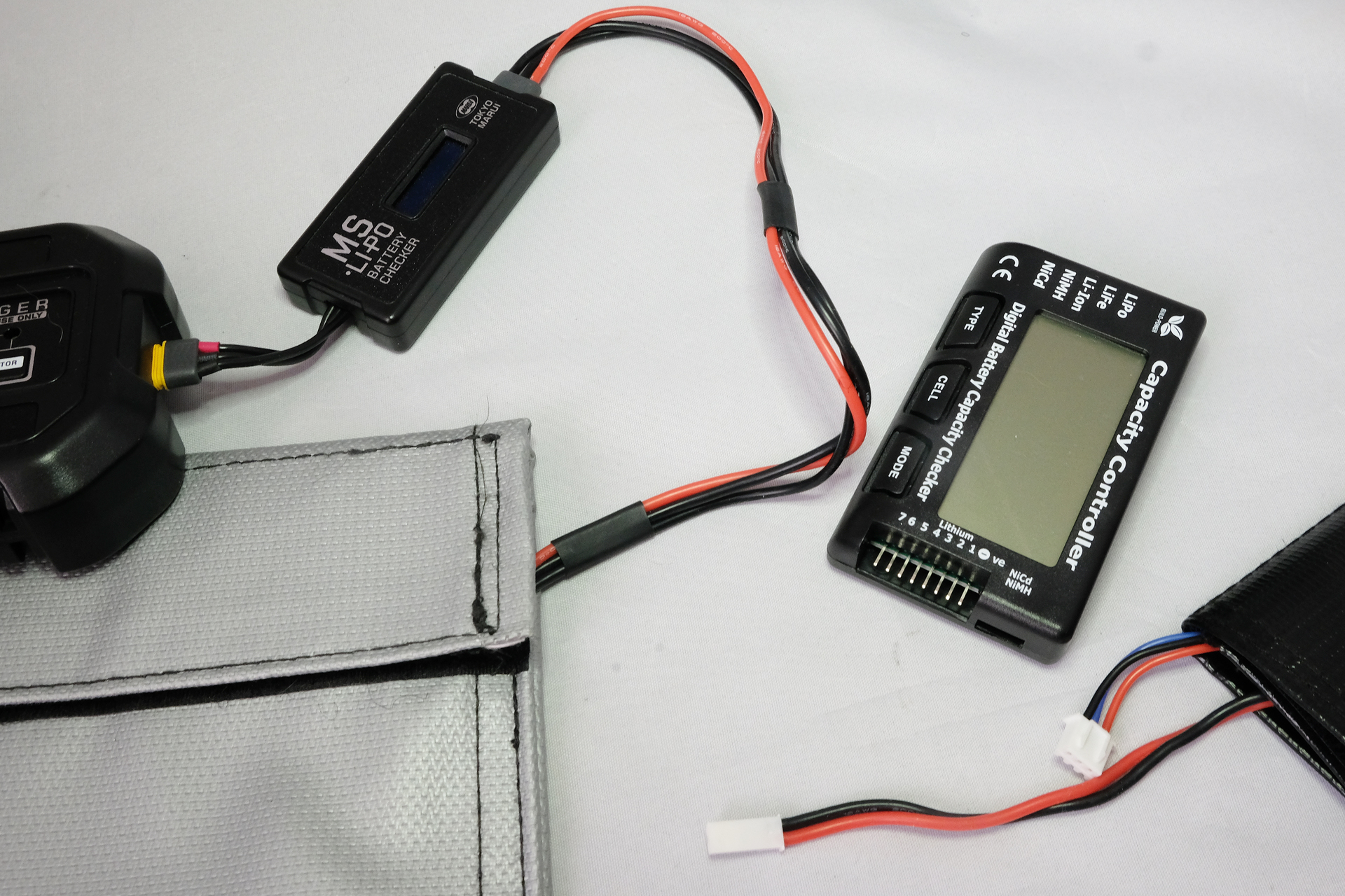 「MS・Li-Po バッテリー」（左）と既存のリポバッテリー（右）のチェッカー。既存の物は端子が幾つもあって挿す場所が不明瞭