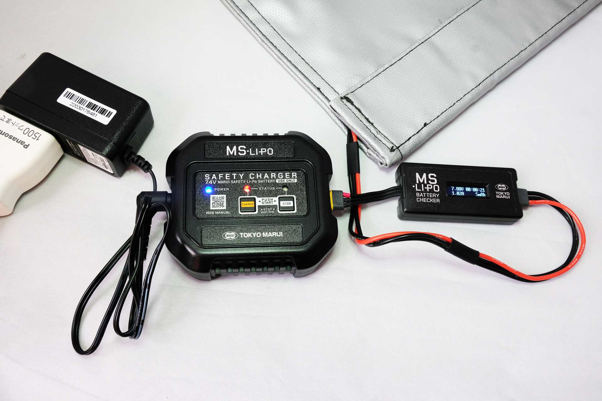 「MS・Li-Po バッテリー」（右）は二重のセーフティバッグに入れたまま安心・安全に充電できる