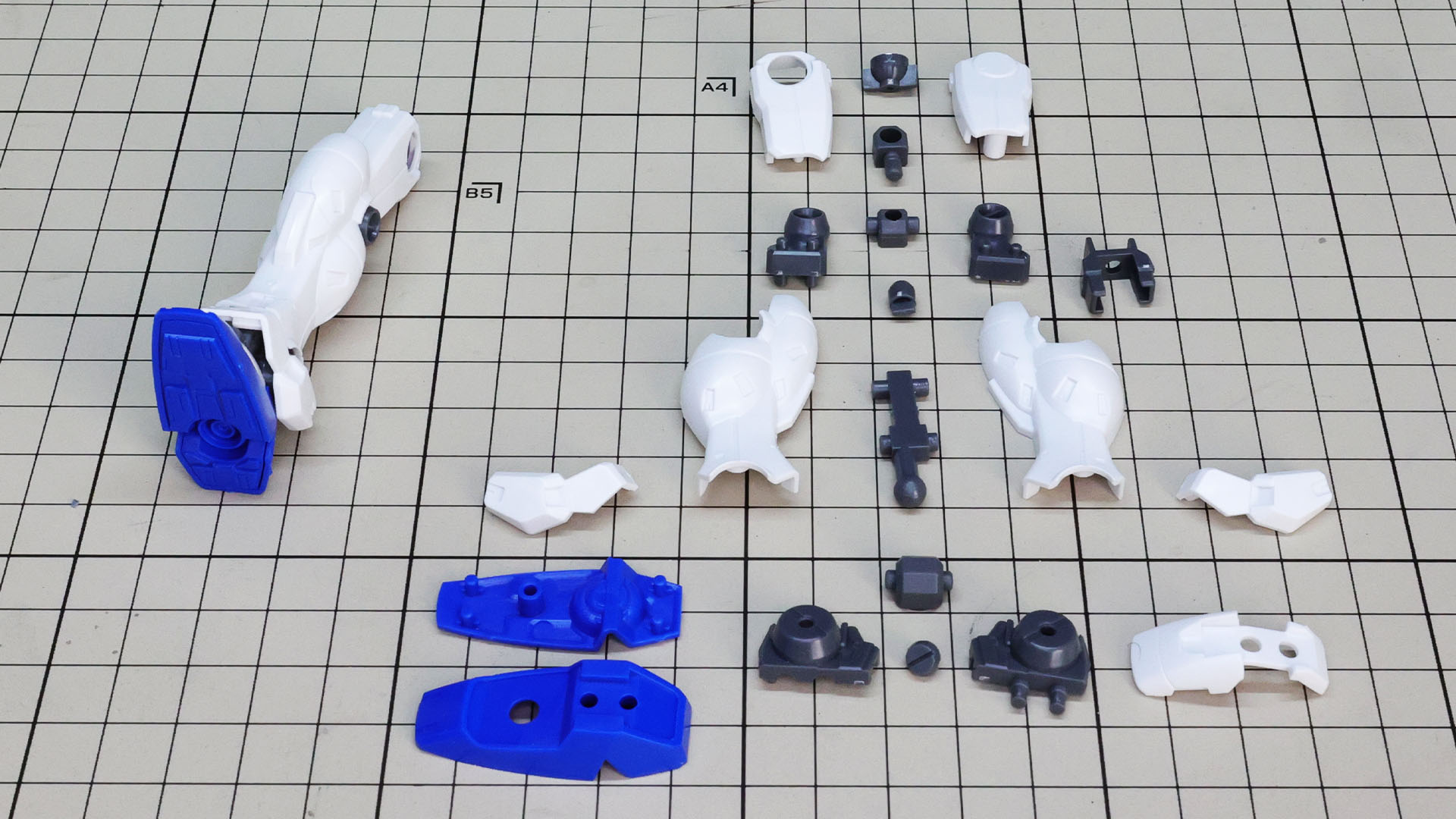 大腿部・膝関節・脛下・ソールといった部位ごとに組み立てられる構成になっています