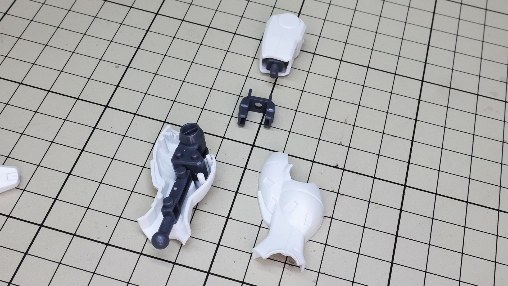 脛下には簡易メカフレームとしてメカ色の軸パーツを内包します