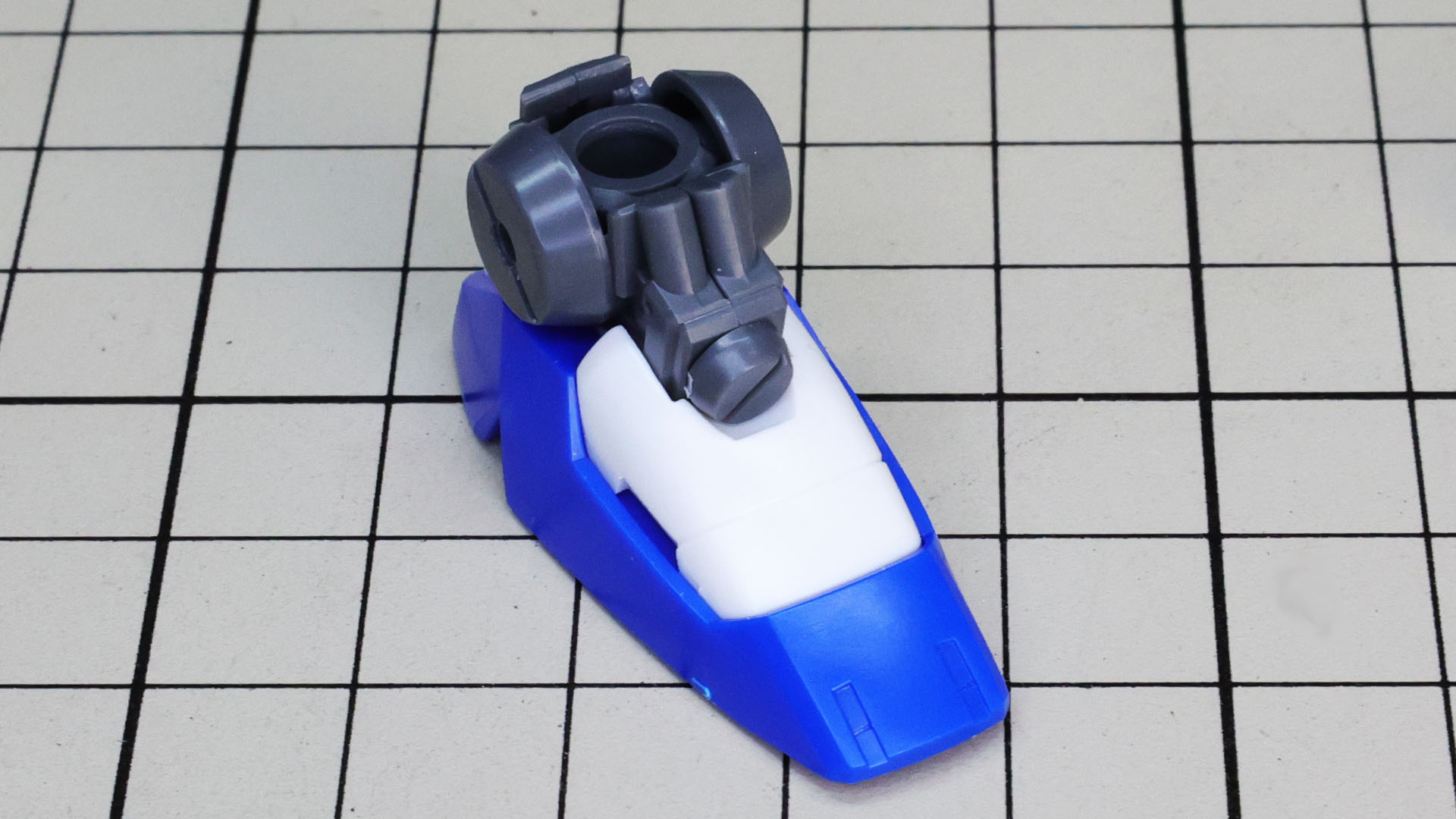 くるぶしのメカフレームにはシリンダー状のディテールがあります