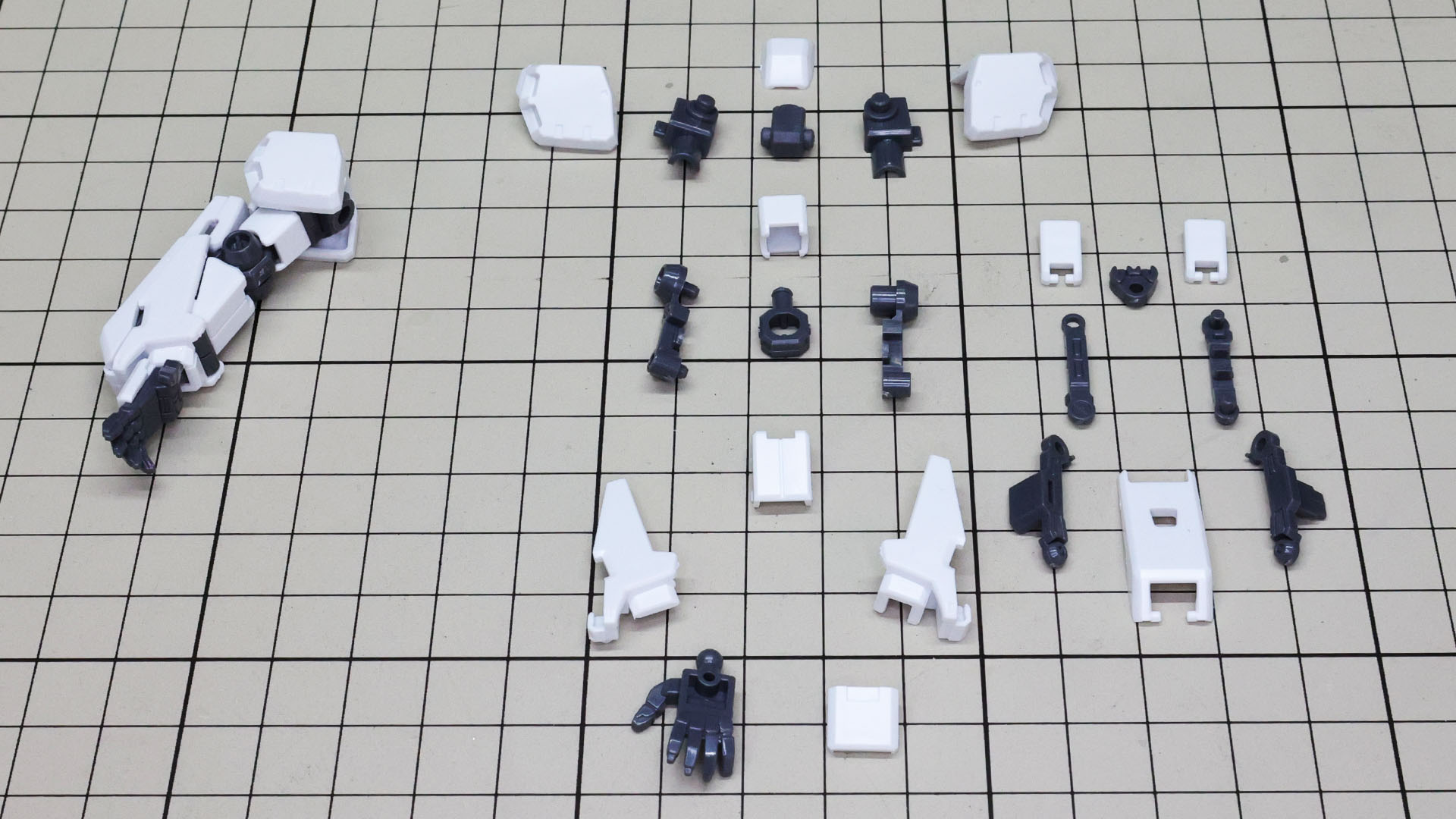 中央が一般的な腕部、右がフォールディング・アームのパーツです