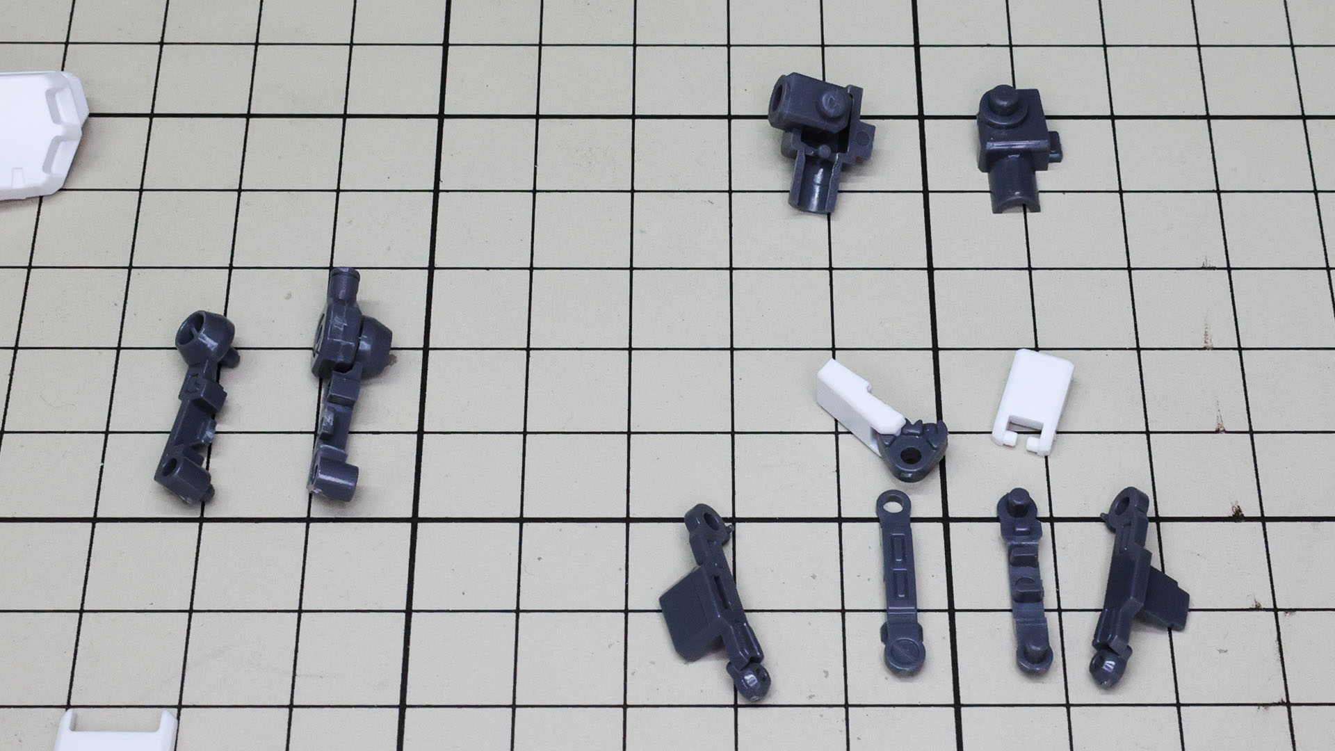 フォールディング・アーム先端のハンドを組みます