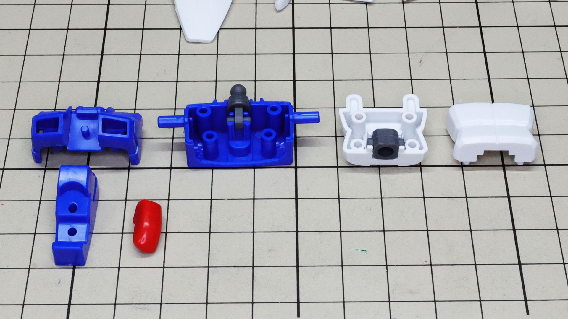 上半身の構造はとてもシンプル。肩の軸は固定されています。あっという間に組みあがってしまいます