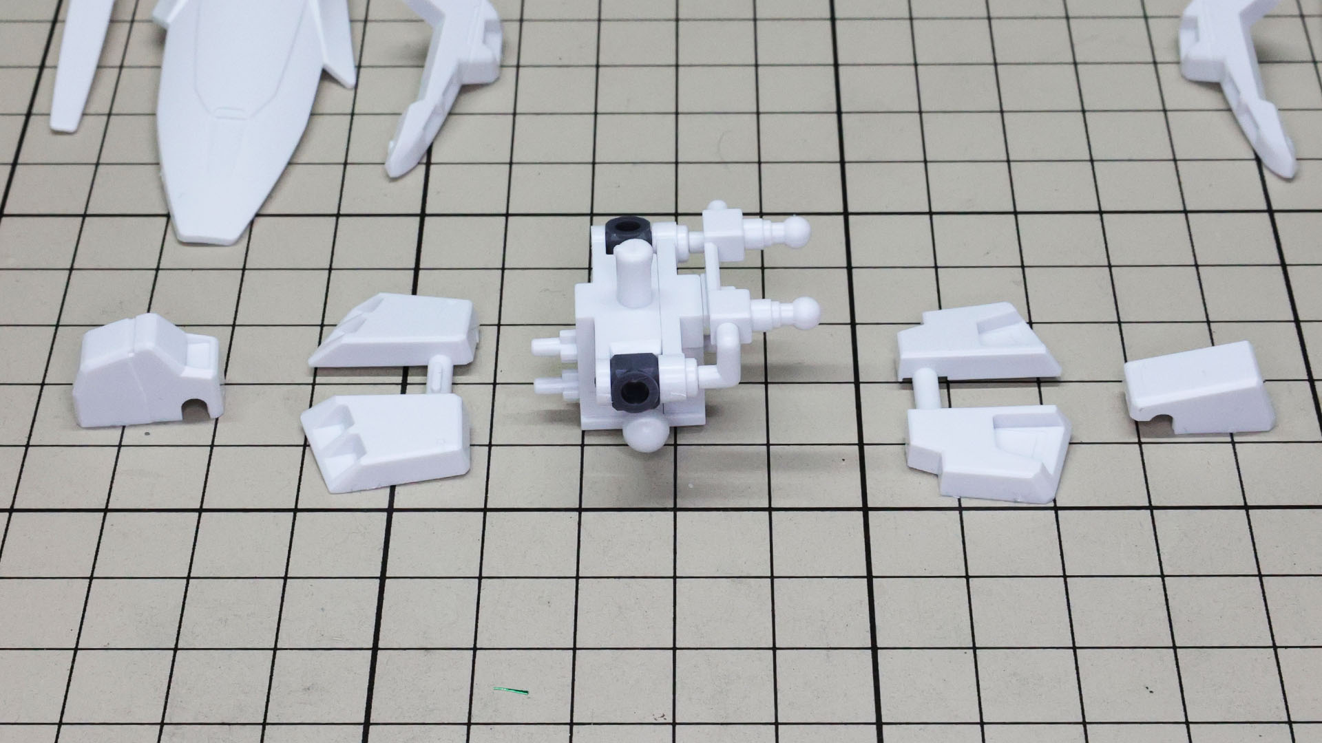 前後アーマーはそれぞれ股間パーツで挟み込みます