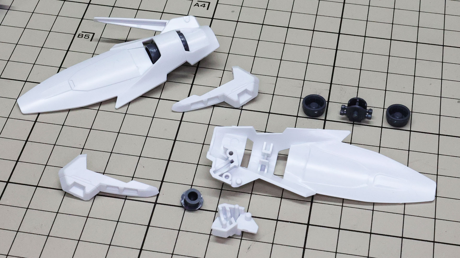 テールバインダーには対になるバーニアパーツを裏側から組み込みます