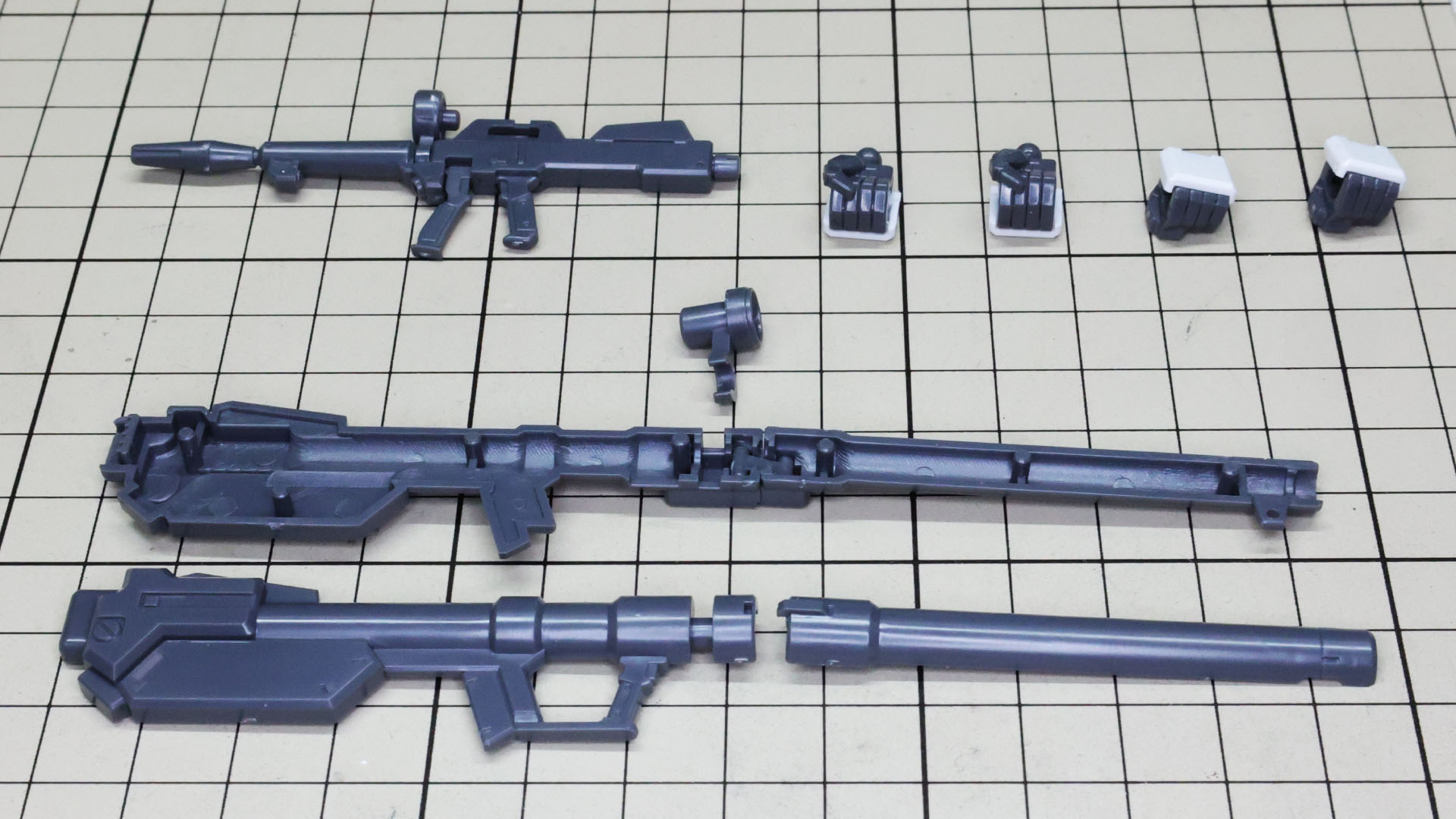 各種はほぼ張り合わせ構造なのであっさり組みあがりますね。フォールディング・バズーカも関節を組み込んで折りたためます