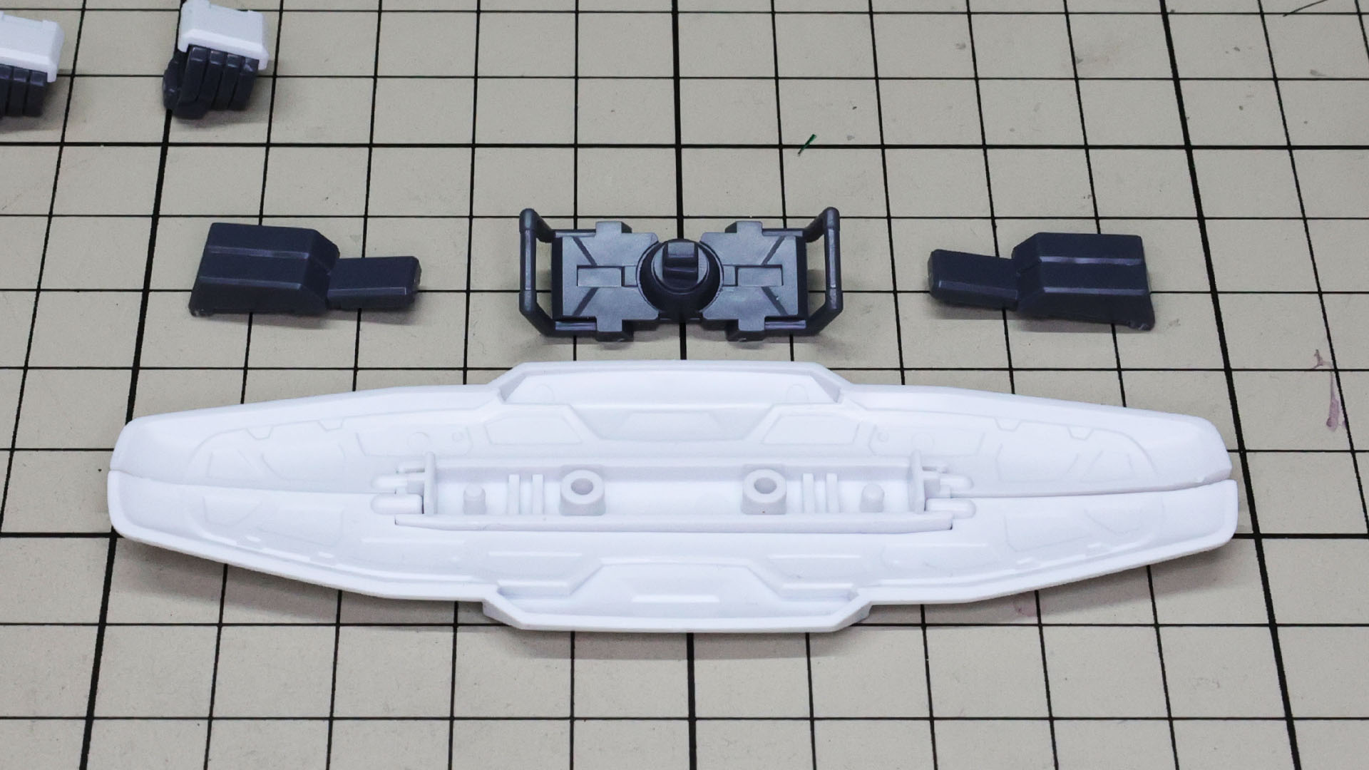 フォールディング・シールドは中央部にシールド左右を置き、メカフレームでフタをすれば完成です