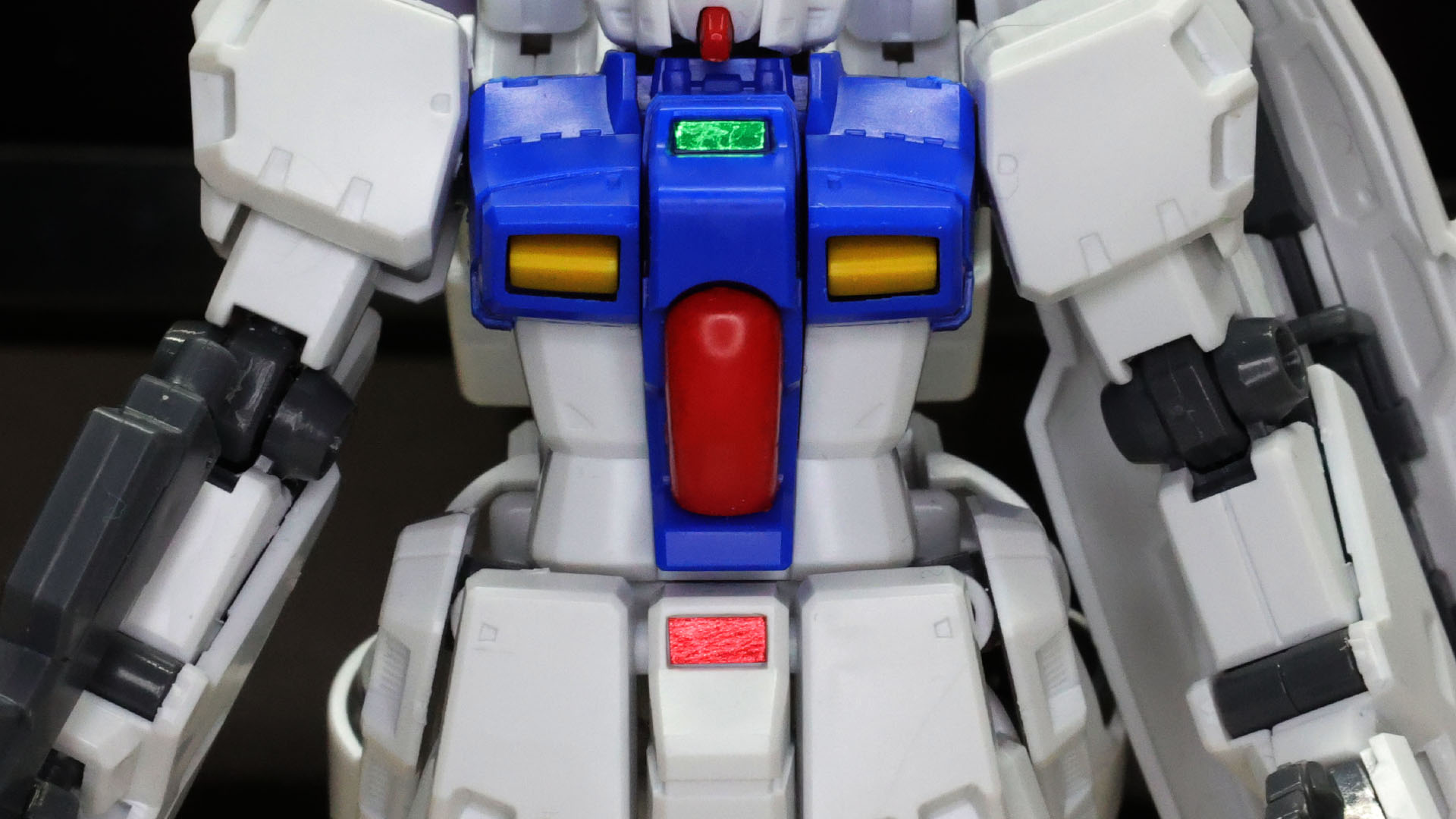 最後にステイメン本体のコクピットハッチ上部と腰部にそれぞれシールを貼りこみます