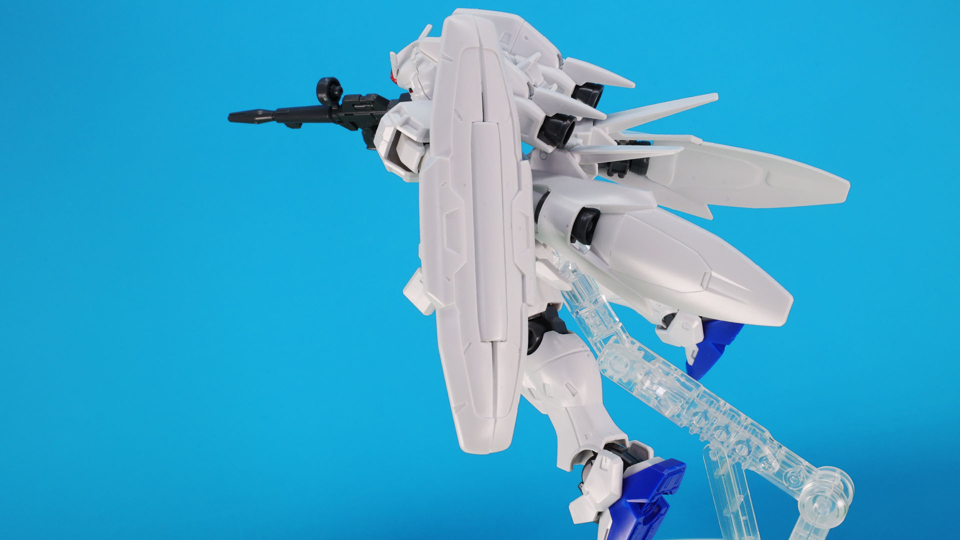 後ろになびくテールバインダー