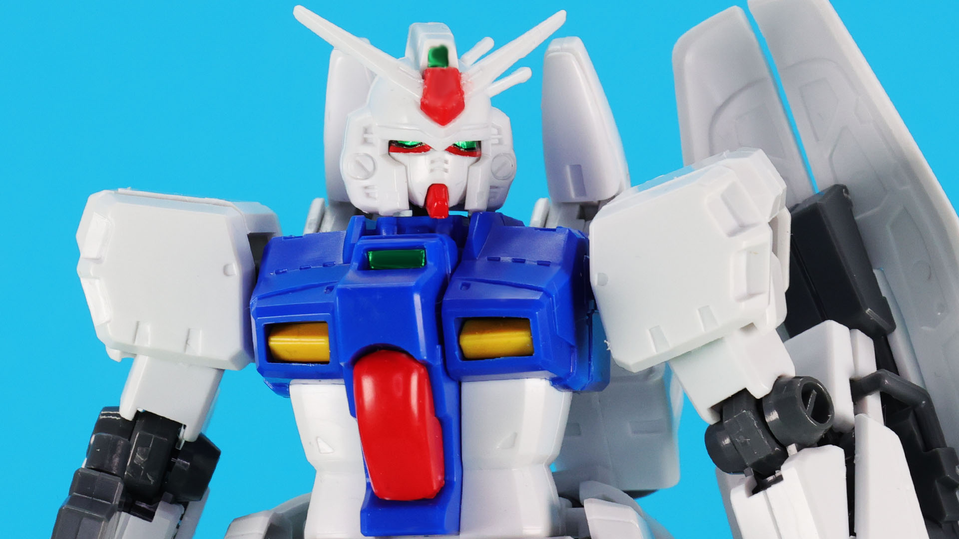 実機のカラフルなトリコロール設定をパーツ分けで再現しています