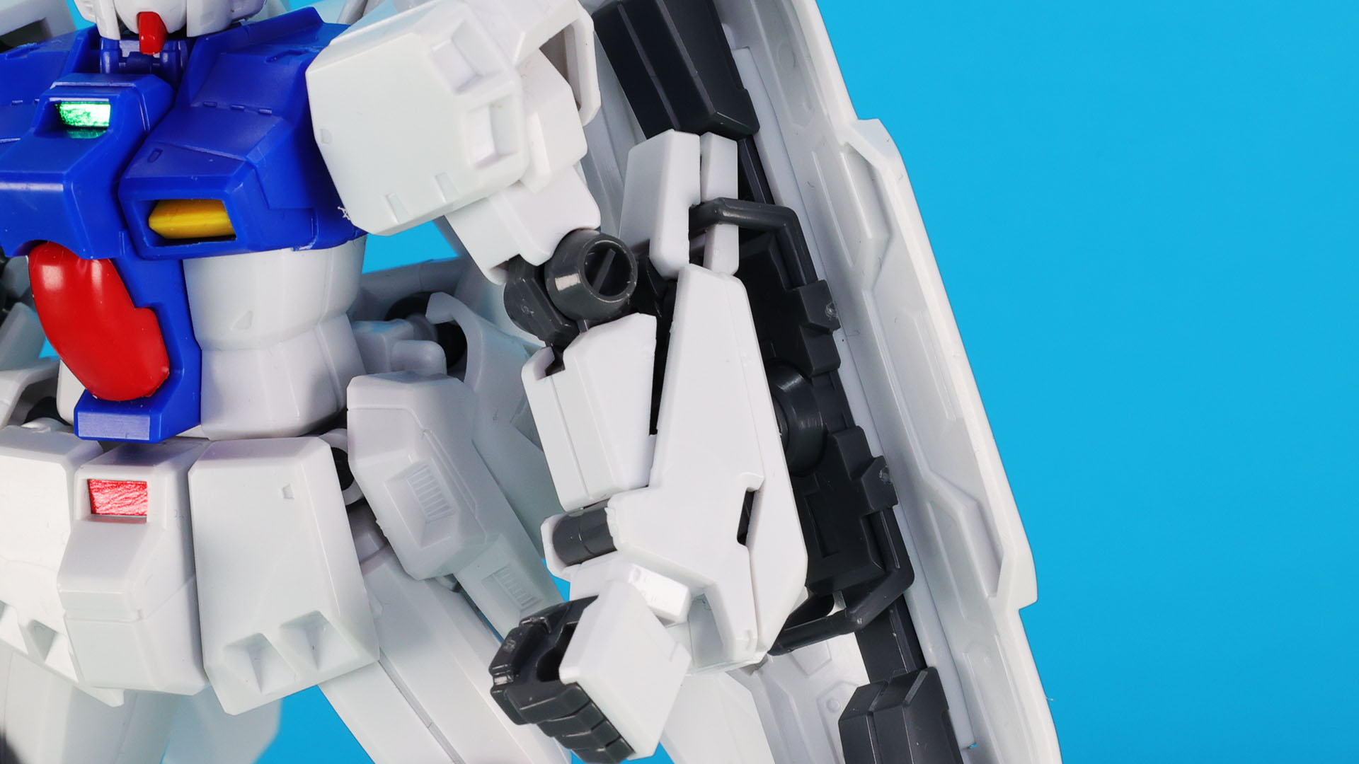 フォールディング・シールドはフォールディング・アームと前腕のラッチに接続します