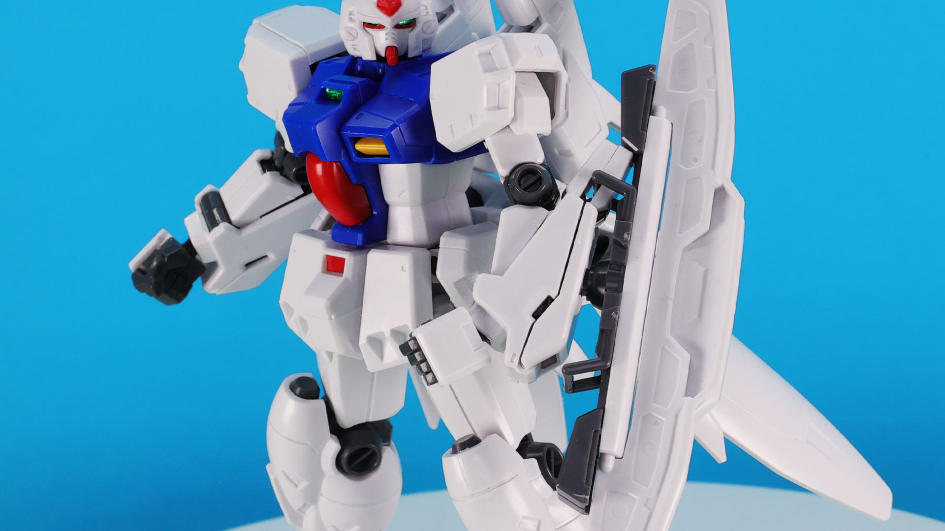 折りたたむときは外側に軸回転します