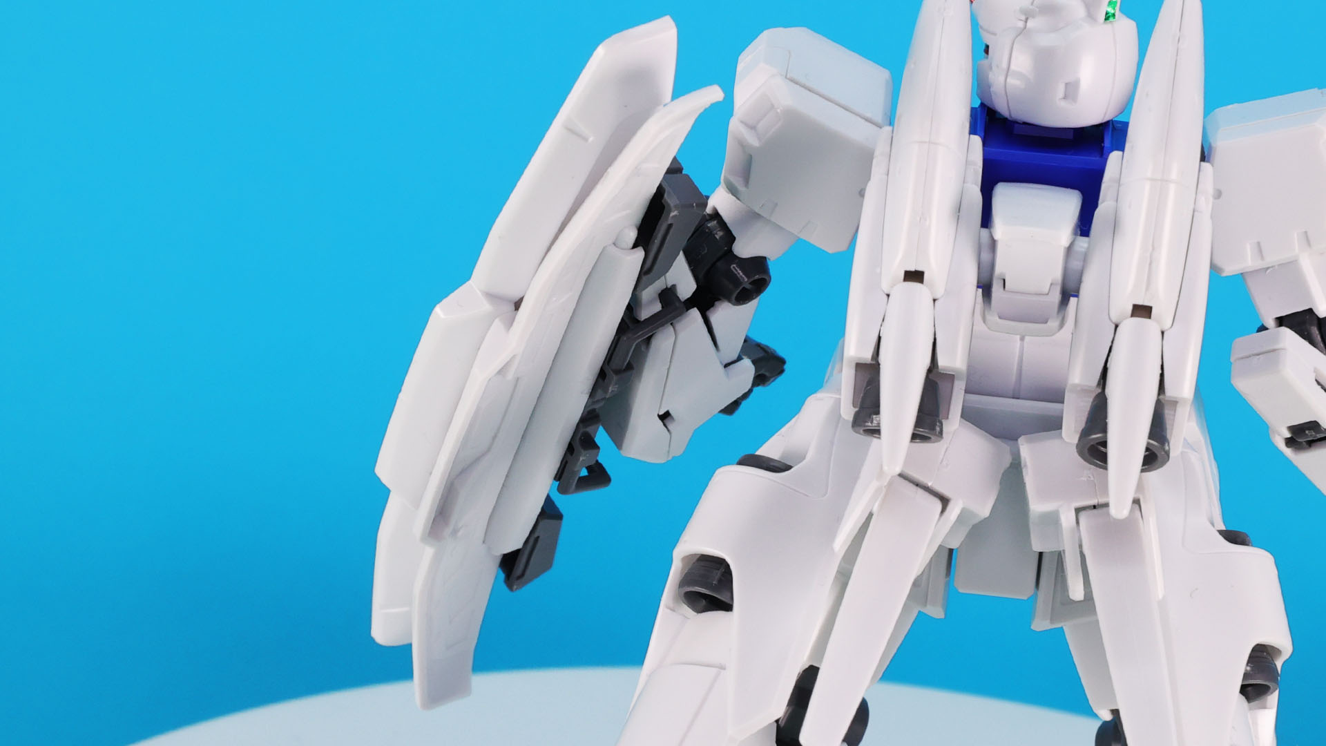 バックパック上部のビームサーベルケースは開閉可能。中にビーム・サーベルの柄が内装されます