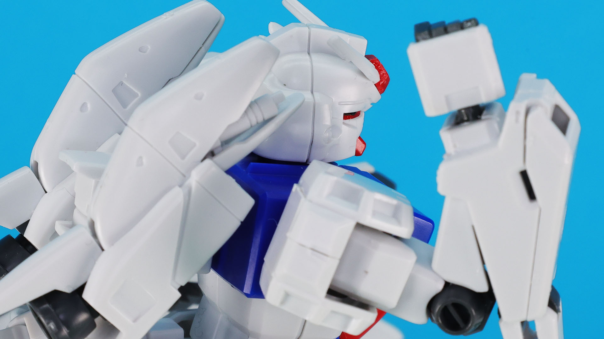 バックパック上部のビームサーベルケースは開閉可能。中にビーム・サーベルの柄が内装されます