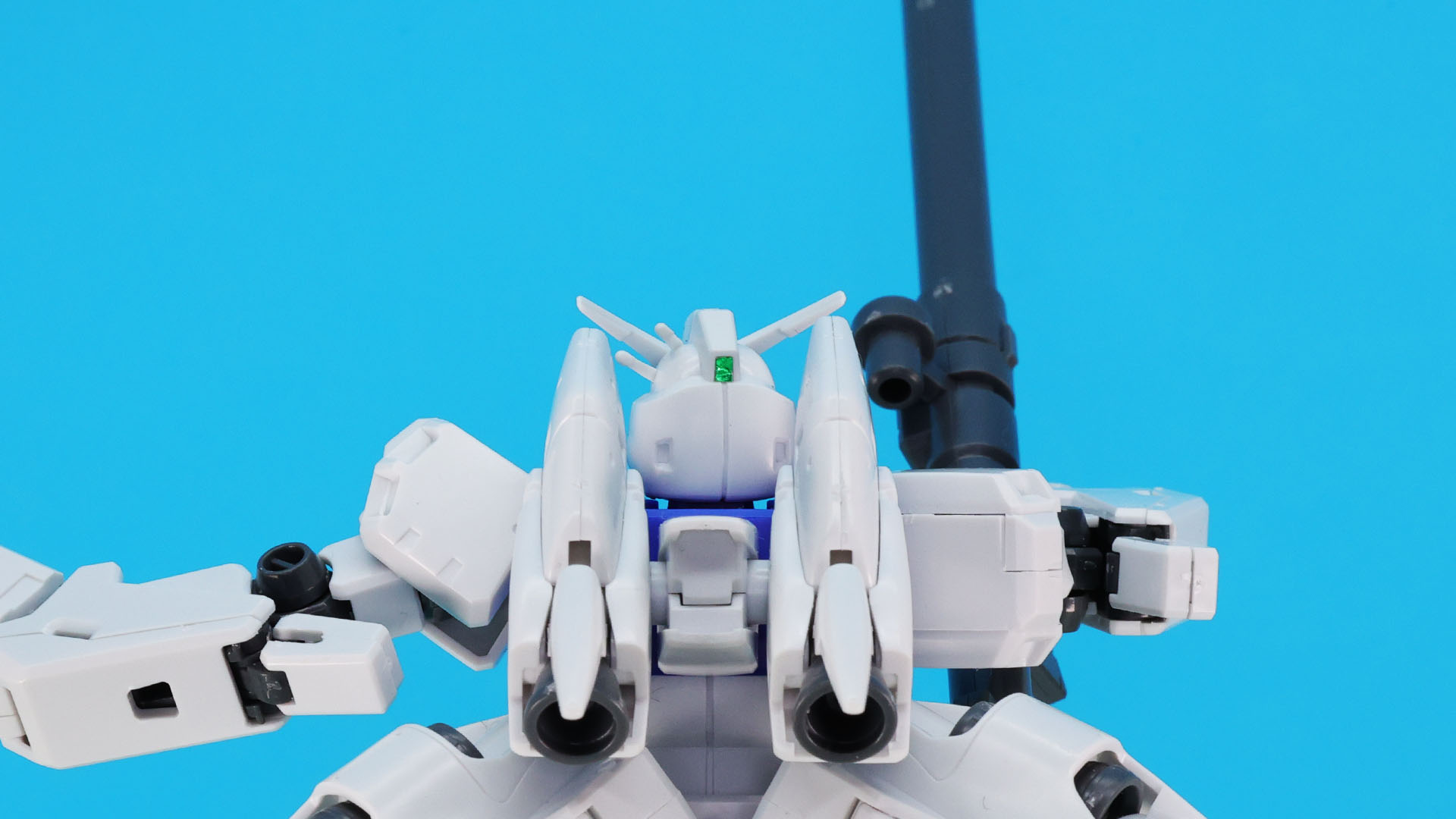 テールバインダーの内側には通常のリアアーマーもあります