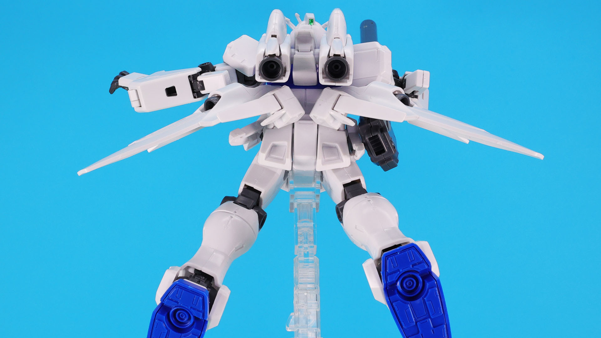 テールバインダーの内側には通常のリアアーマーもあります